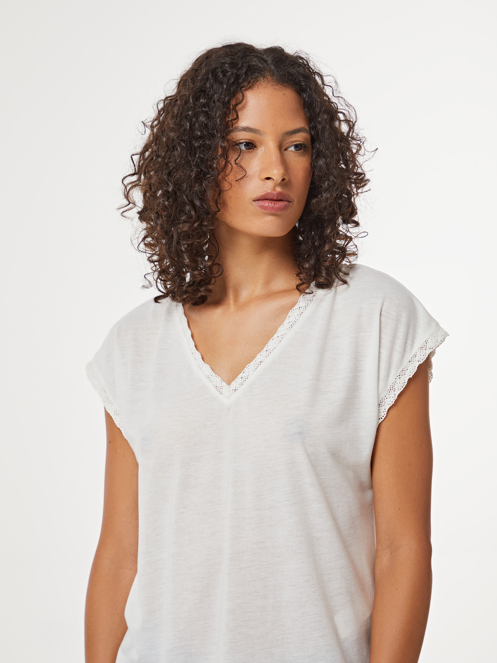 T-shirt com decote em V