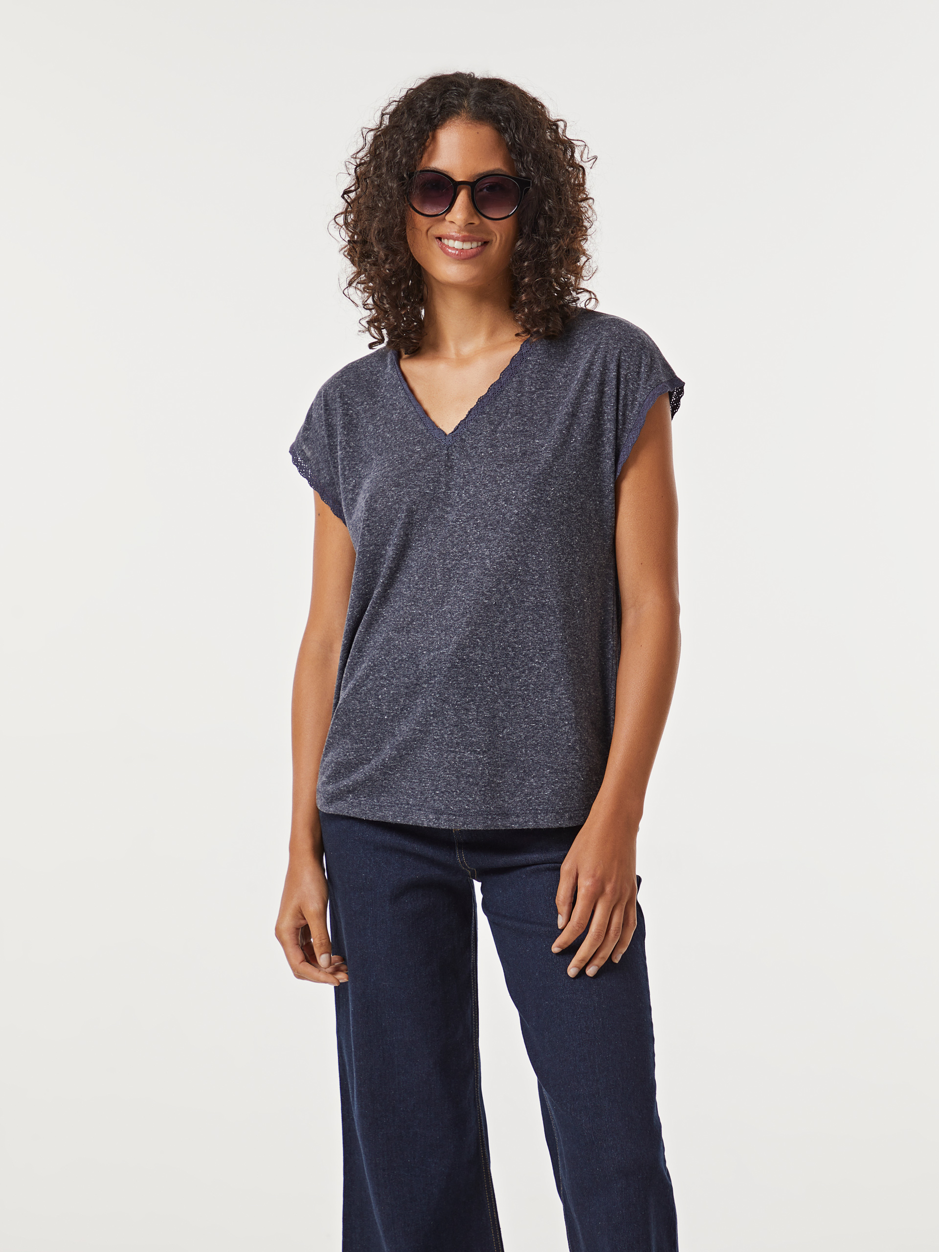 T-shirt com decote em V