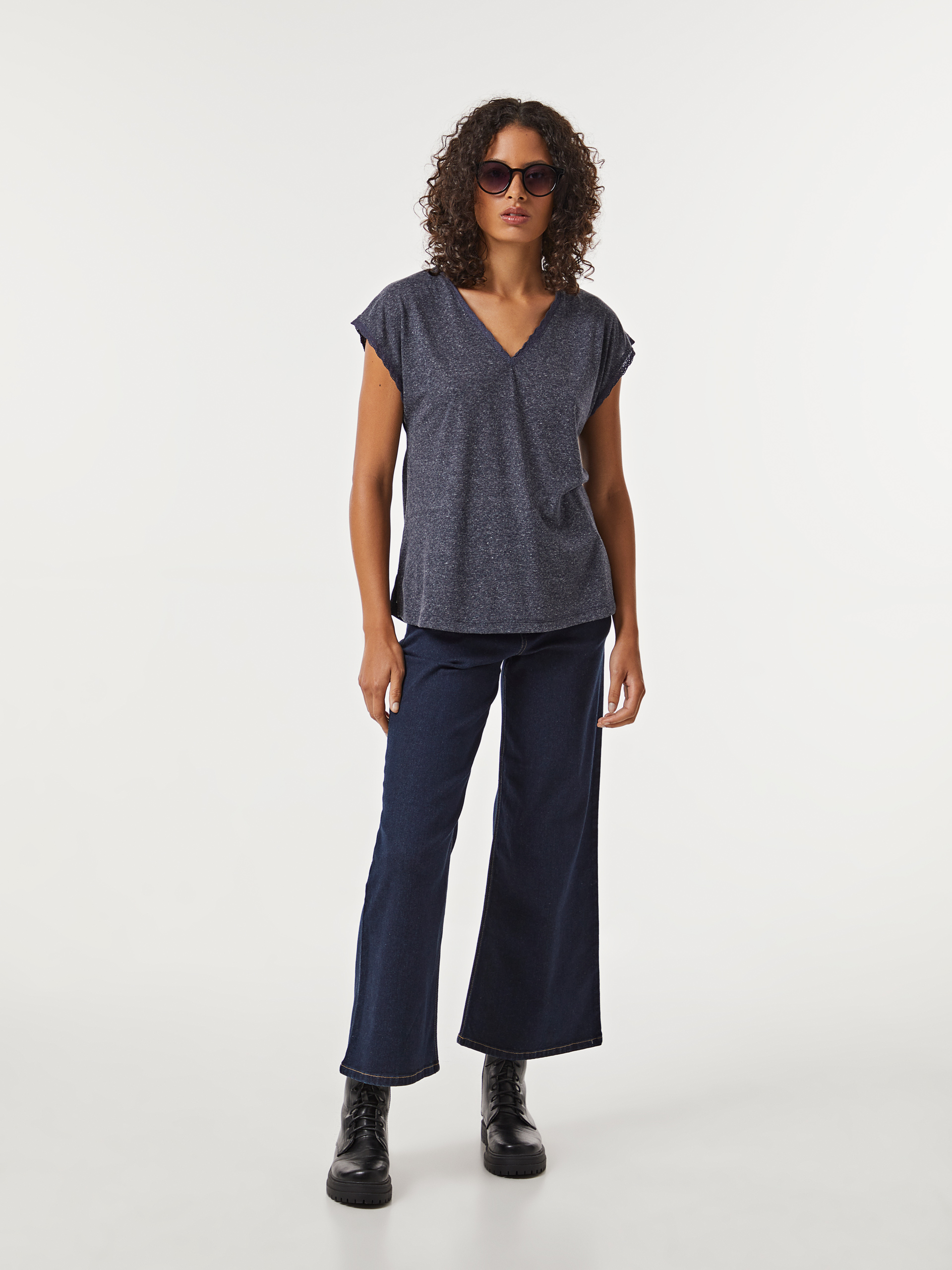 T-shirt com decote em V