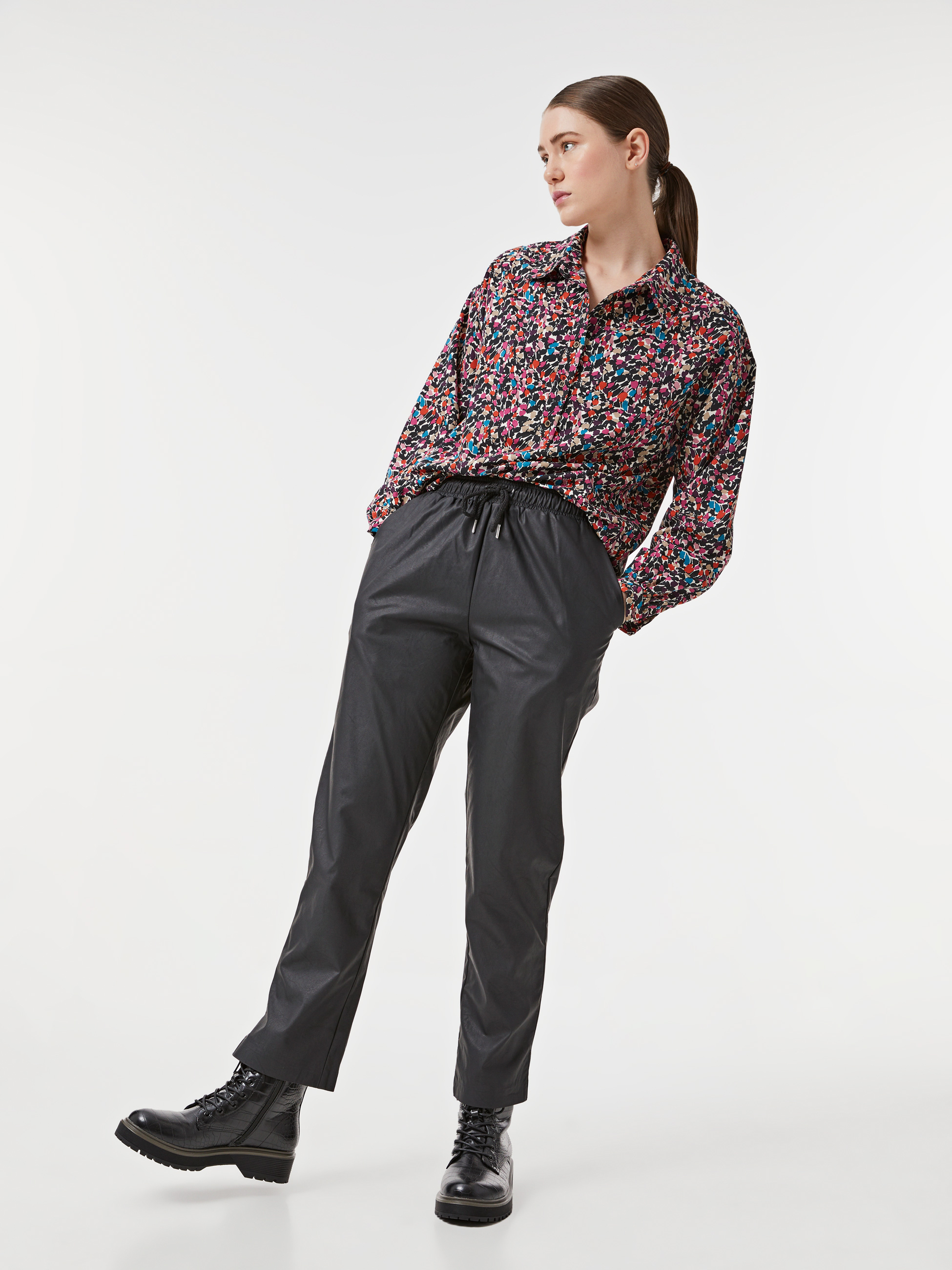 Calças jogger efeito pele