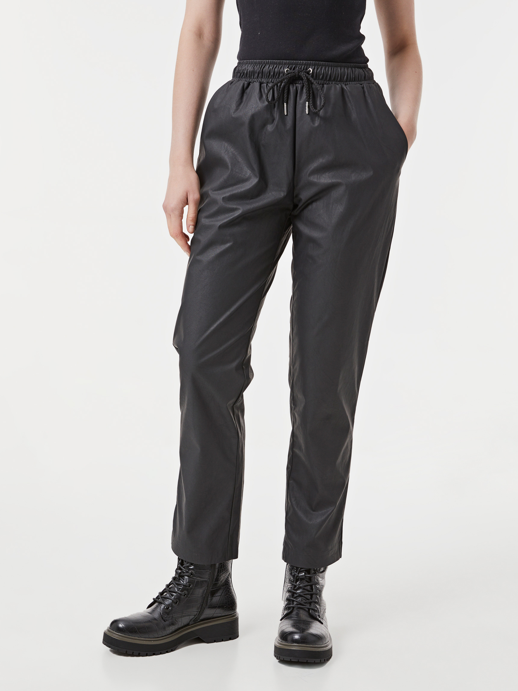 Calças jogger efeito pele