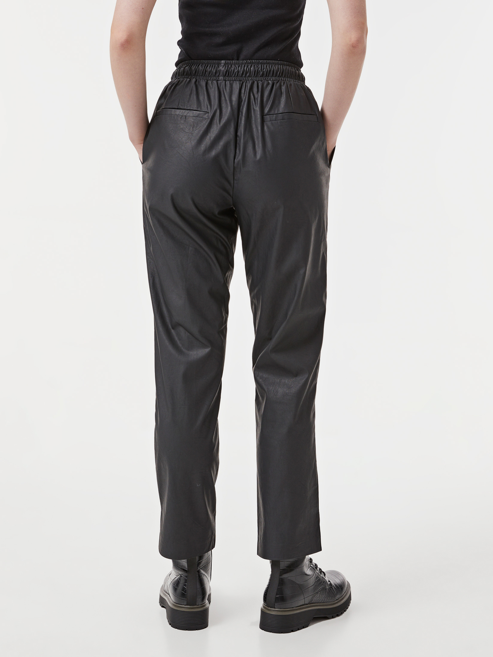 Calças jogger efeito pele