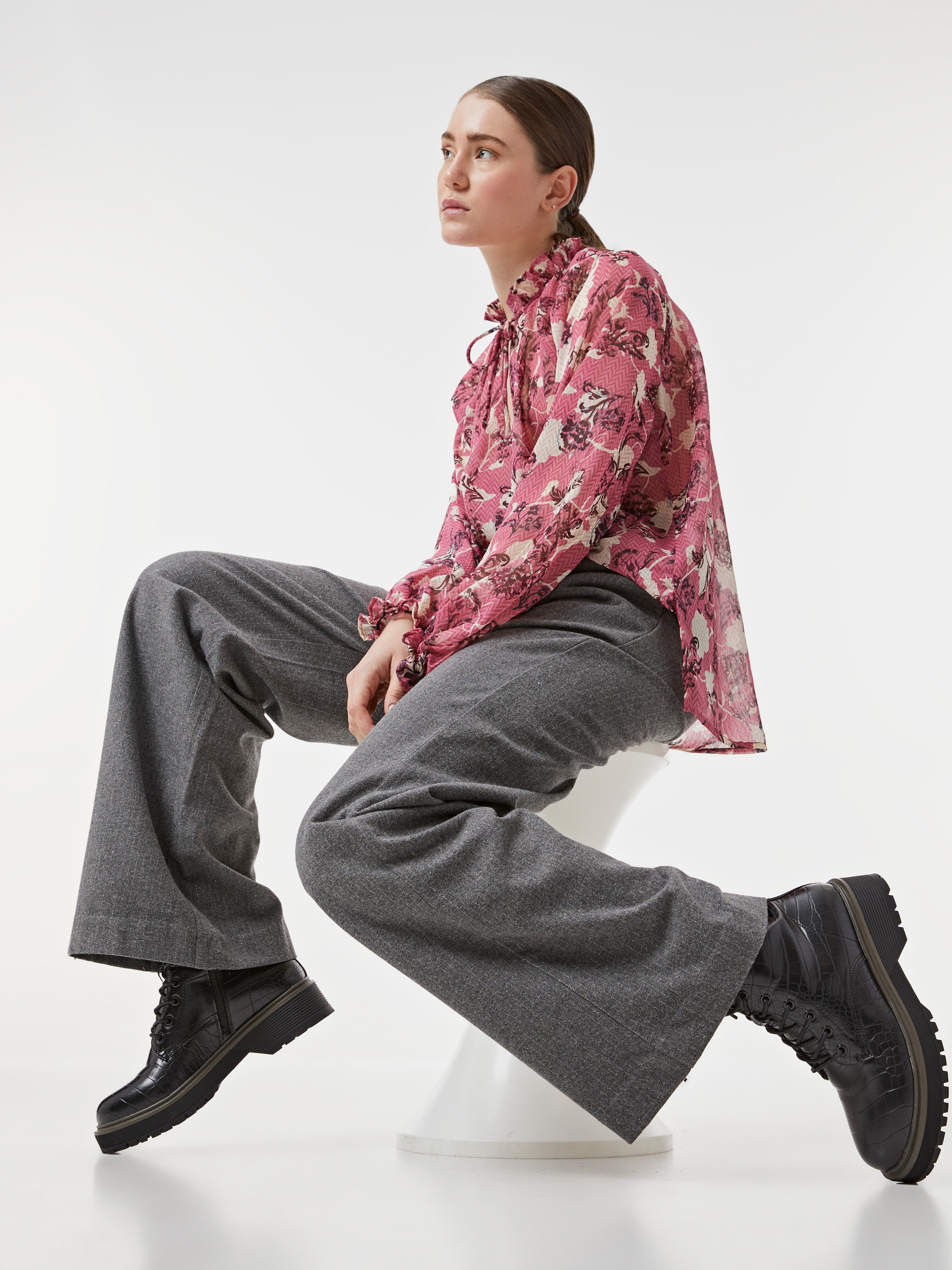 Calças às riscas com brilho