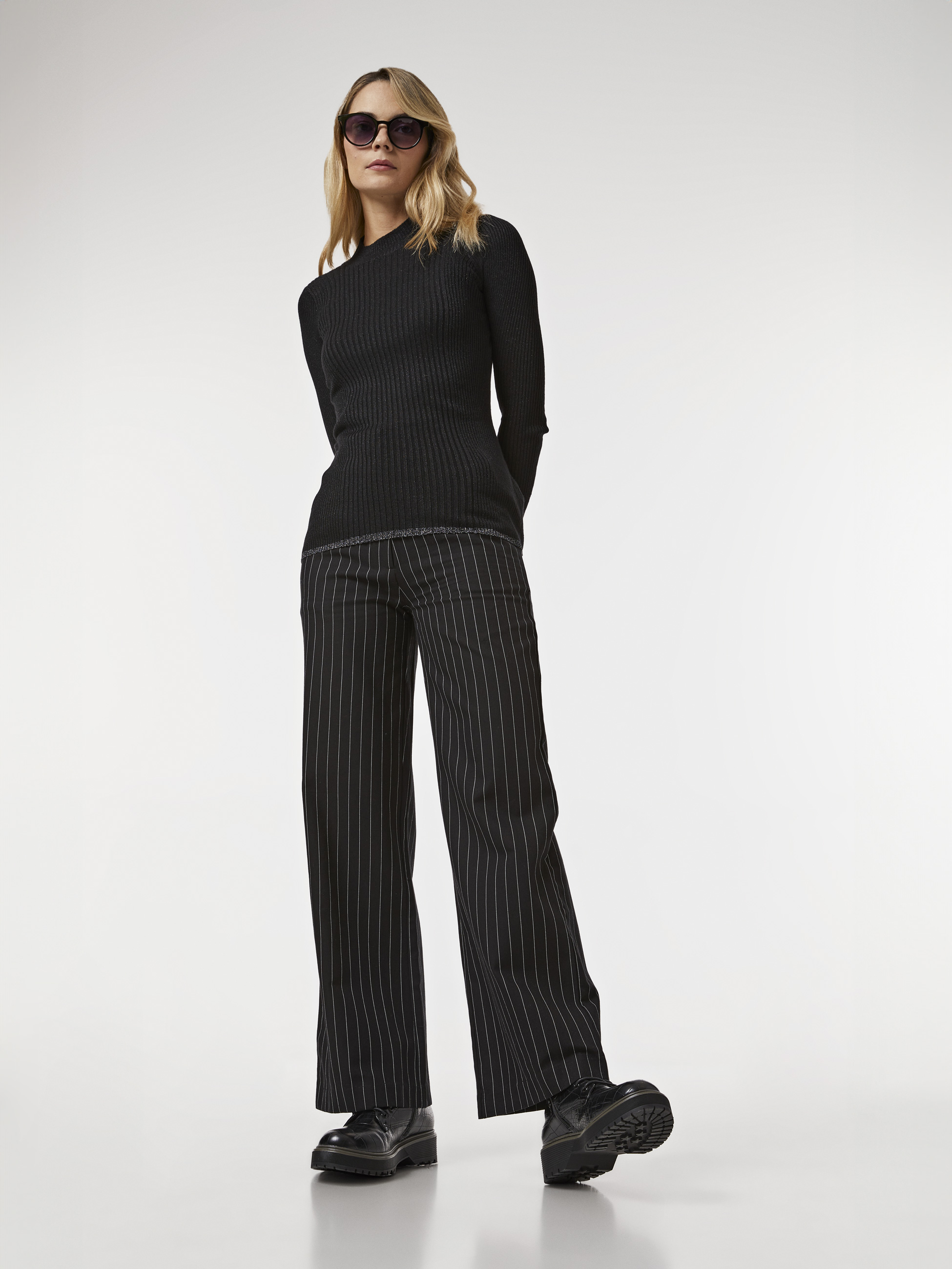 Calças alfaiataria às riscas