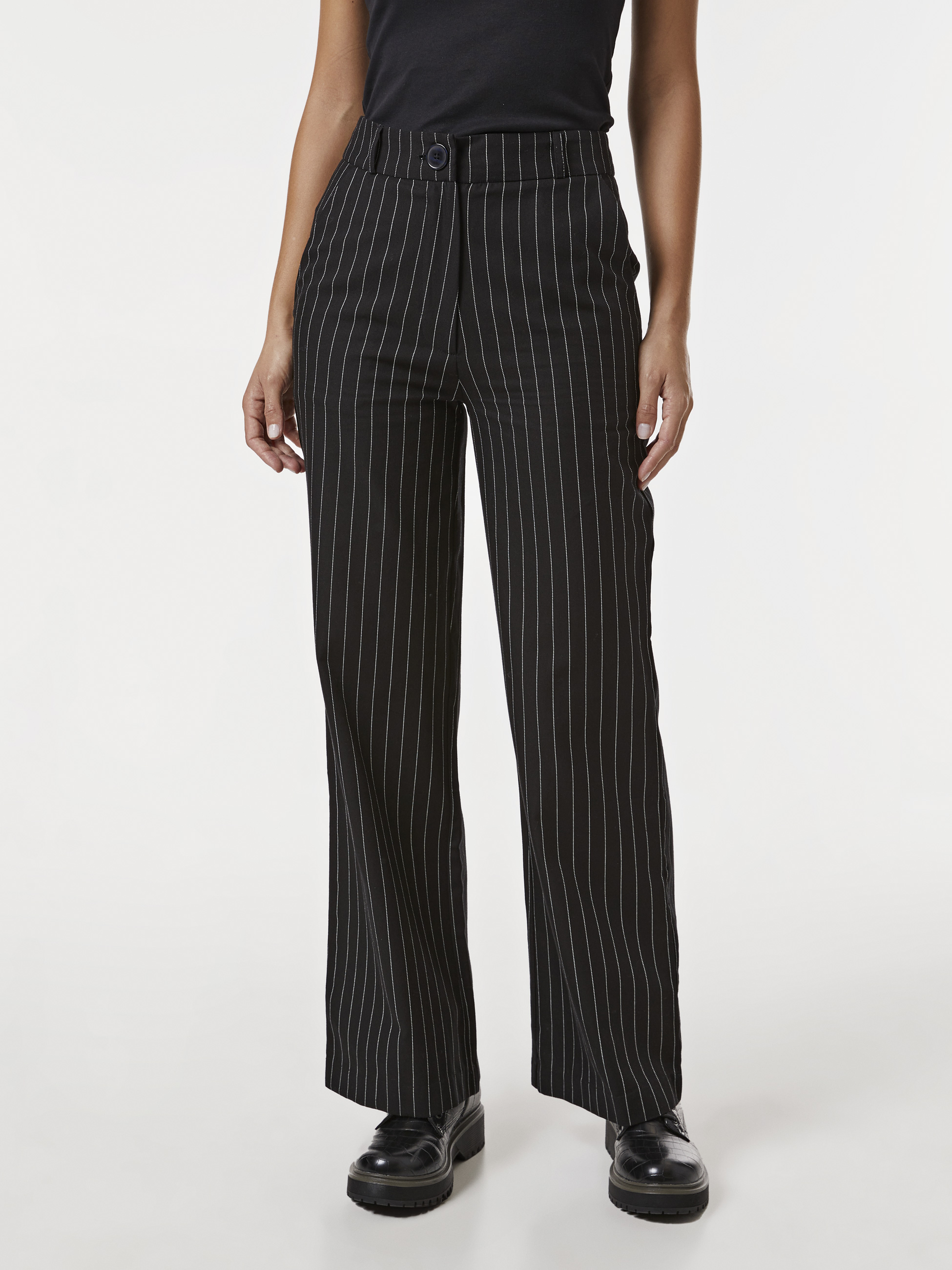 Calças alfaiataria às riscas