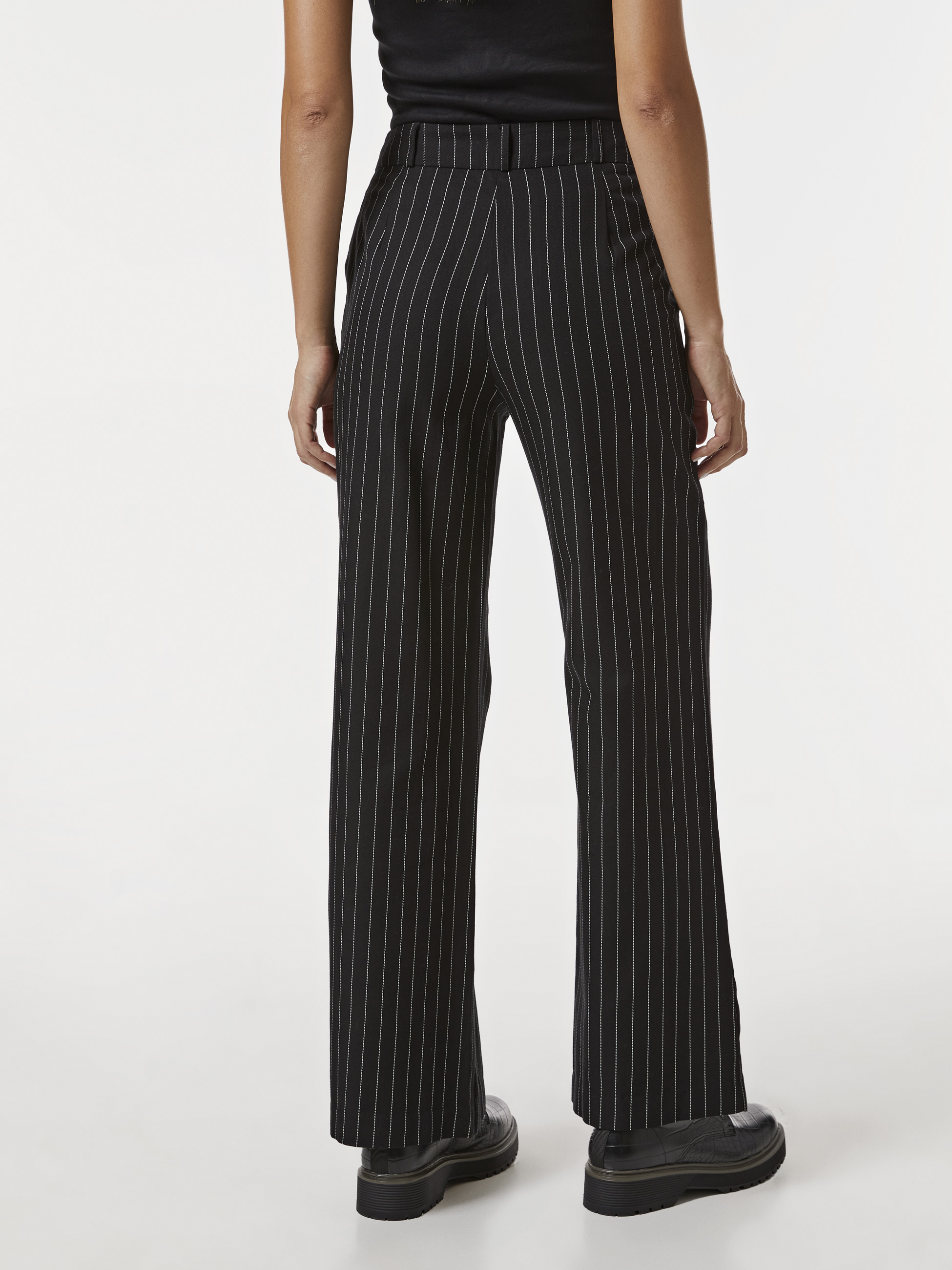 Calças alfaiataria às riscas