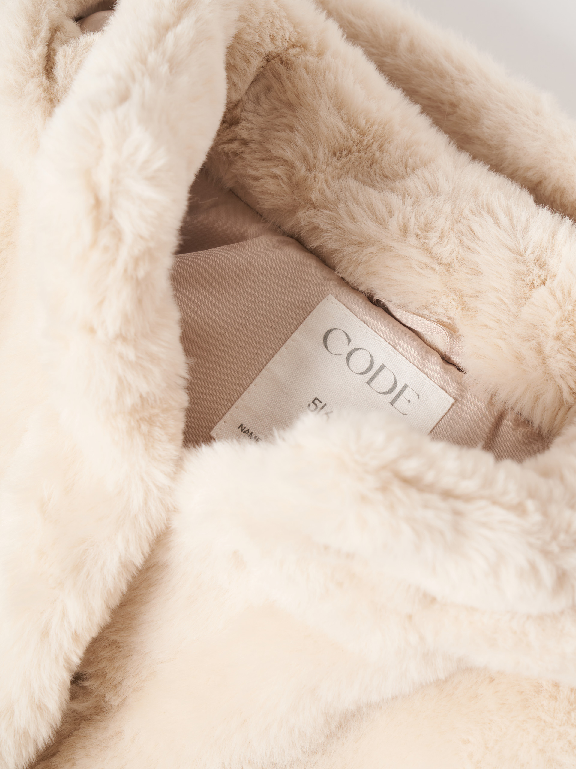 Colete pelo sintético