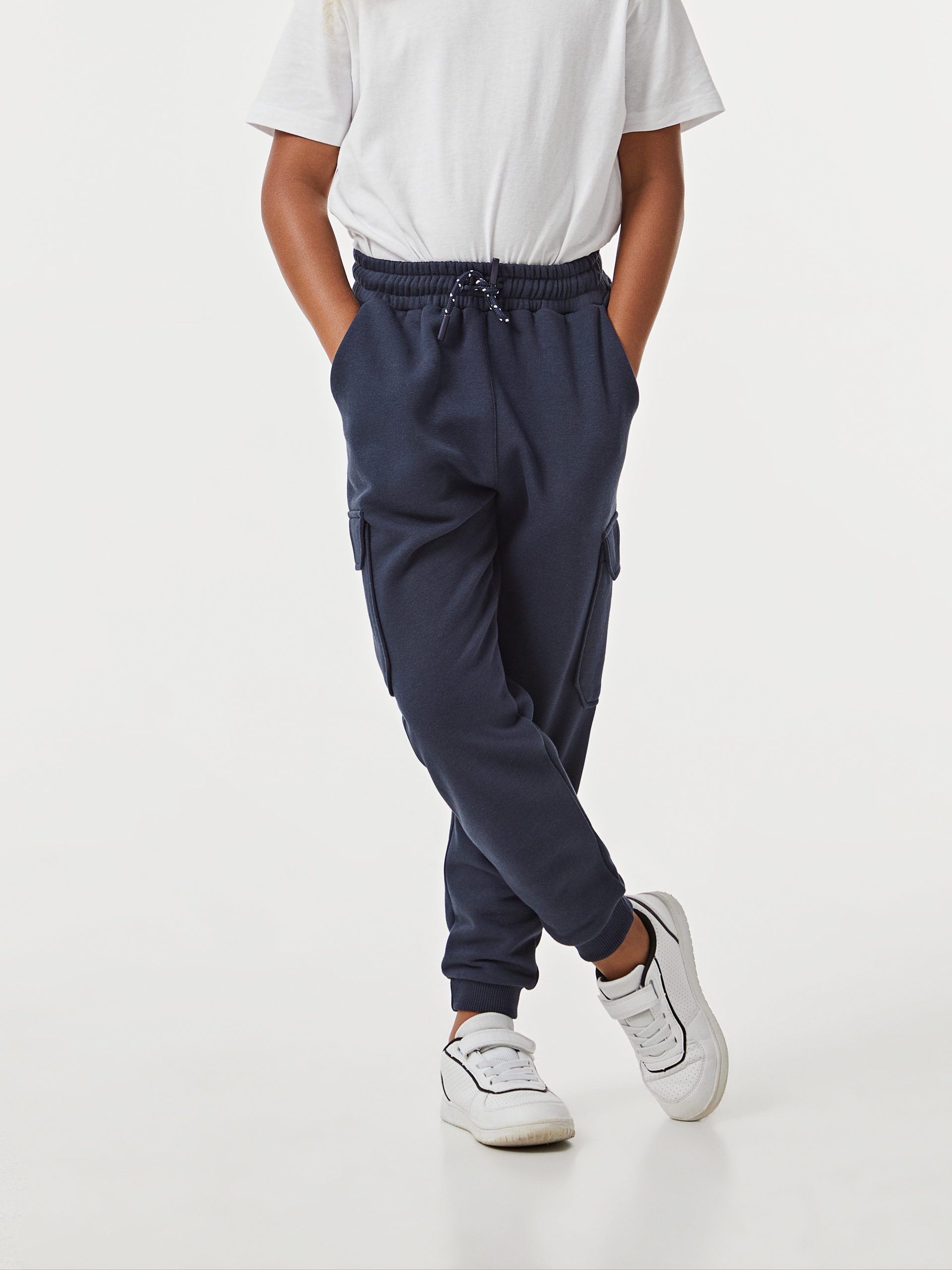 Calças jogger com bolsos cargo