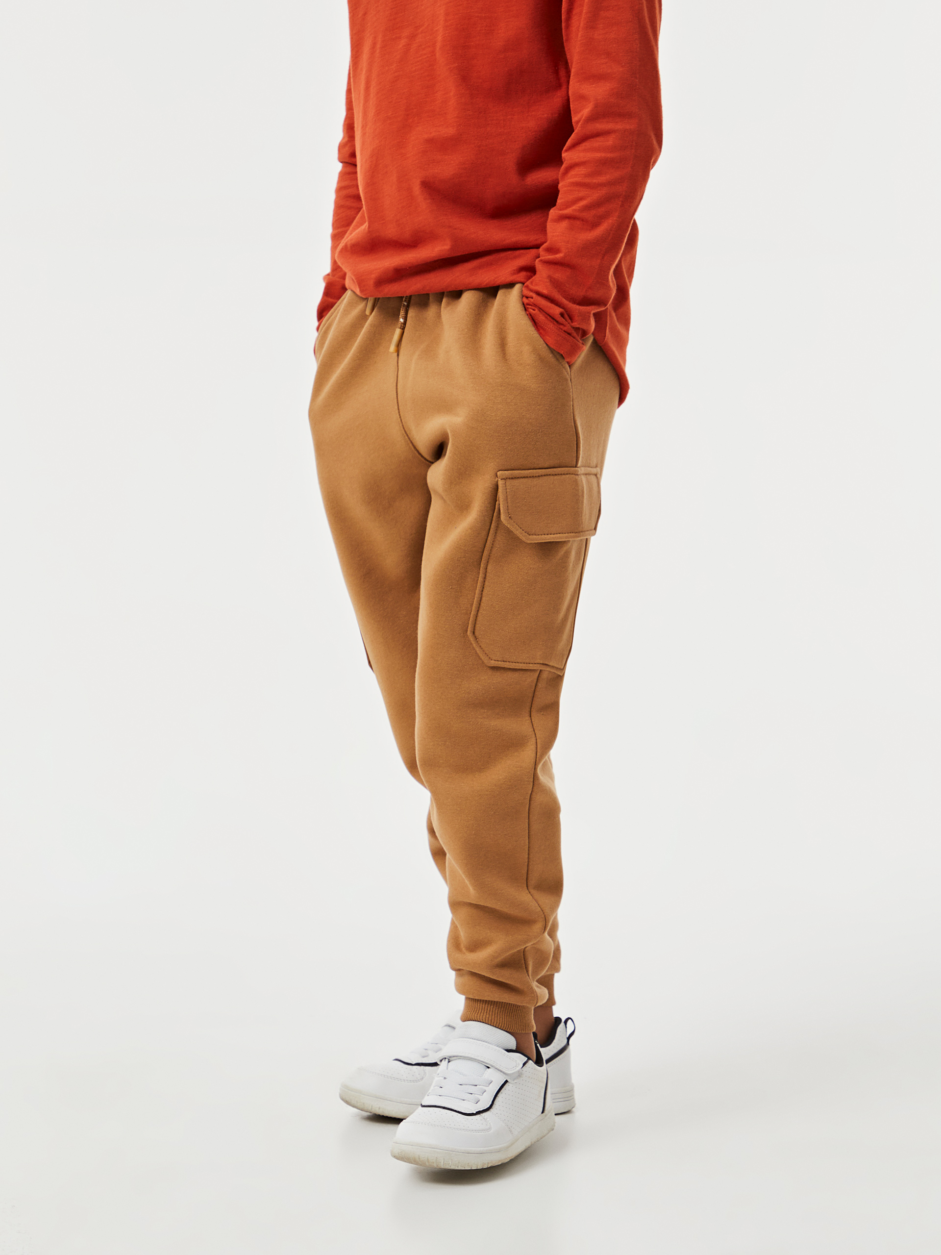 Calças jogger com bolsos cargo