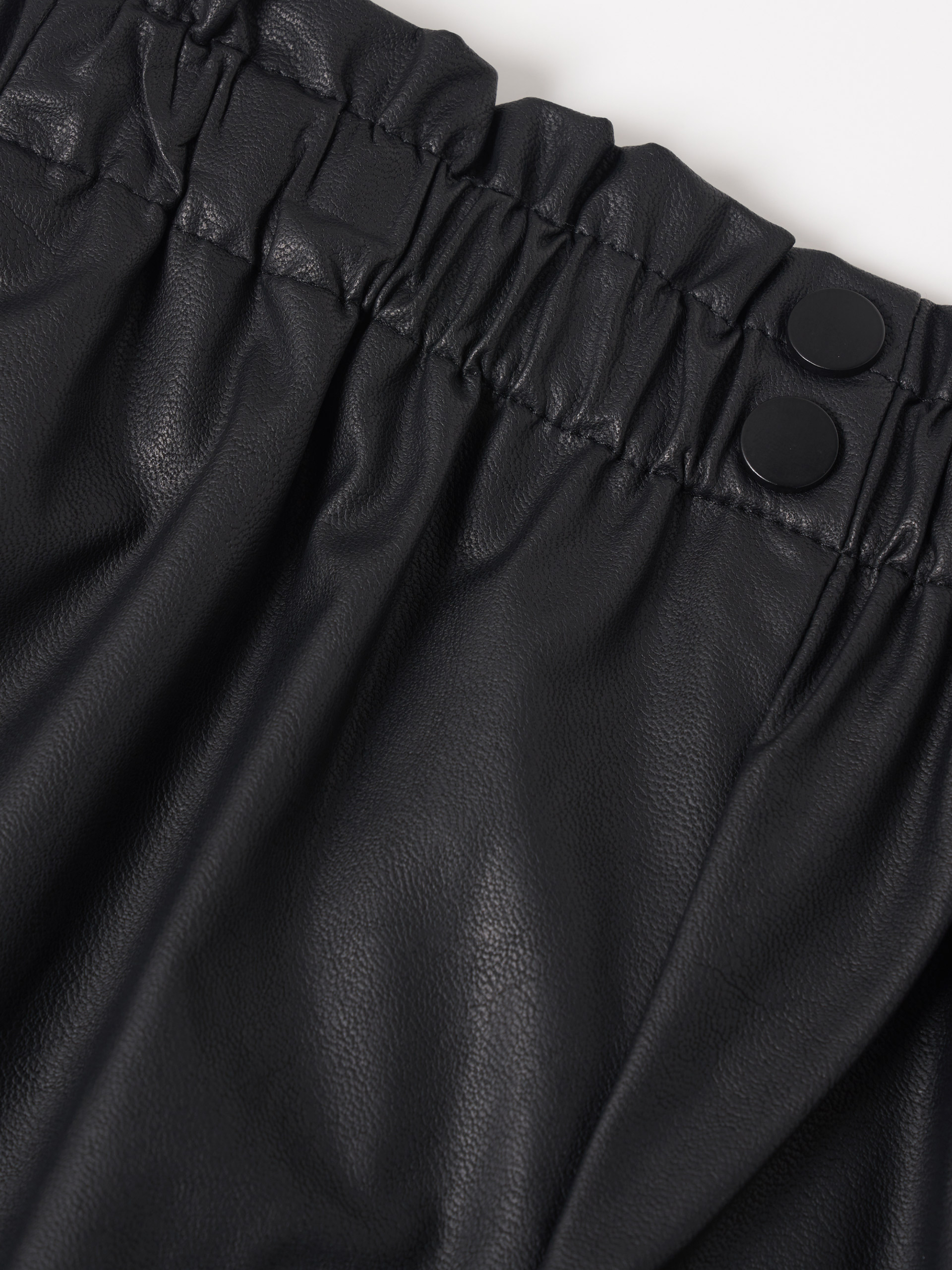 Calções efeito pele