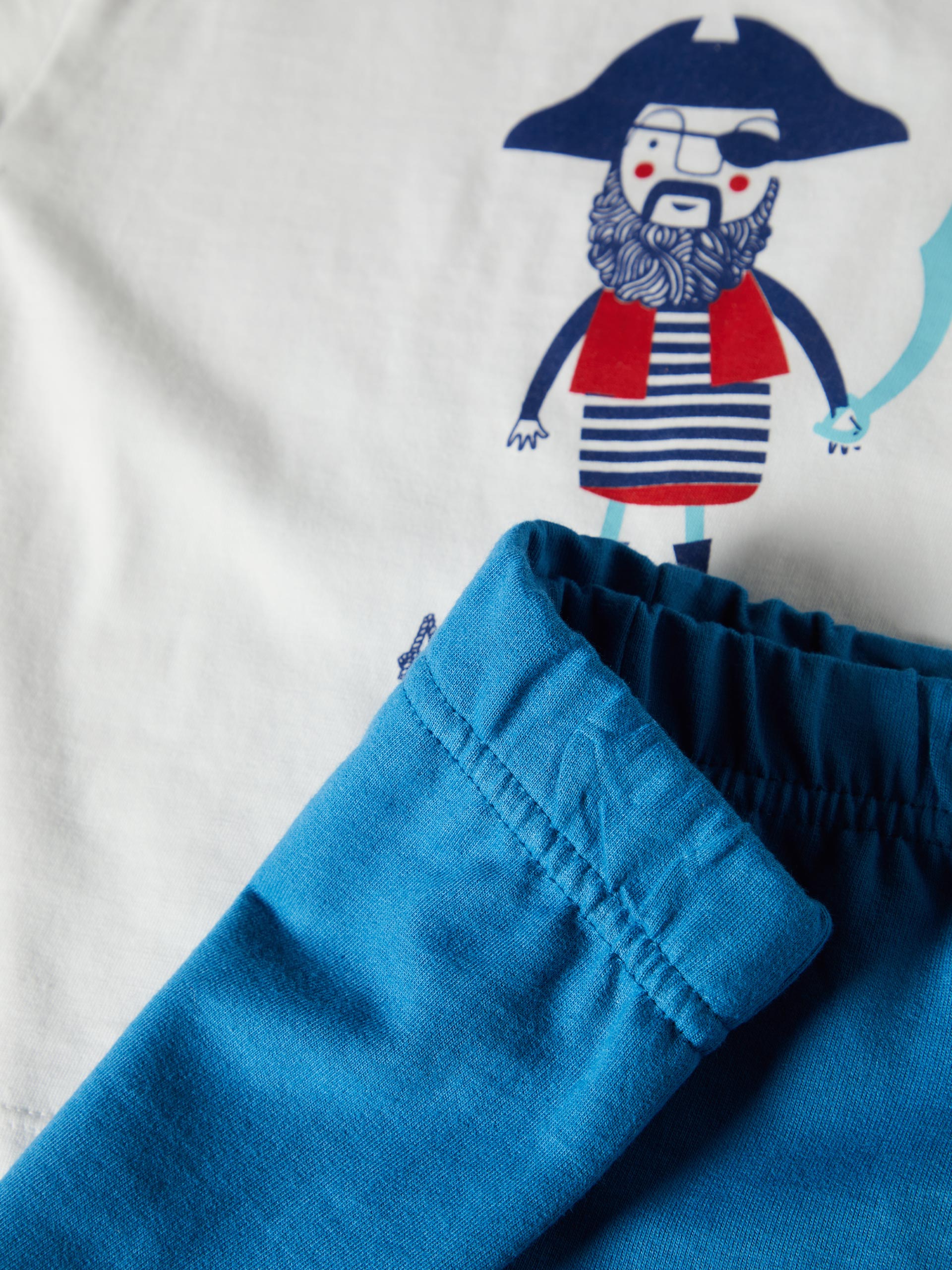 Conjunto estampado pirata