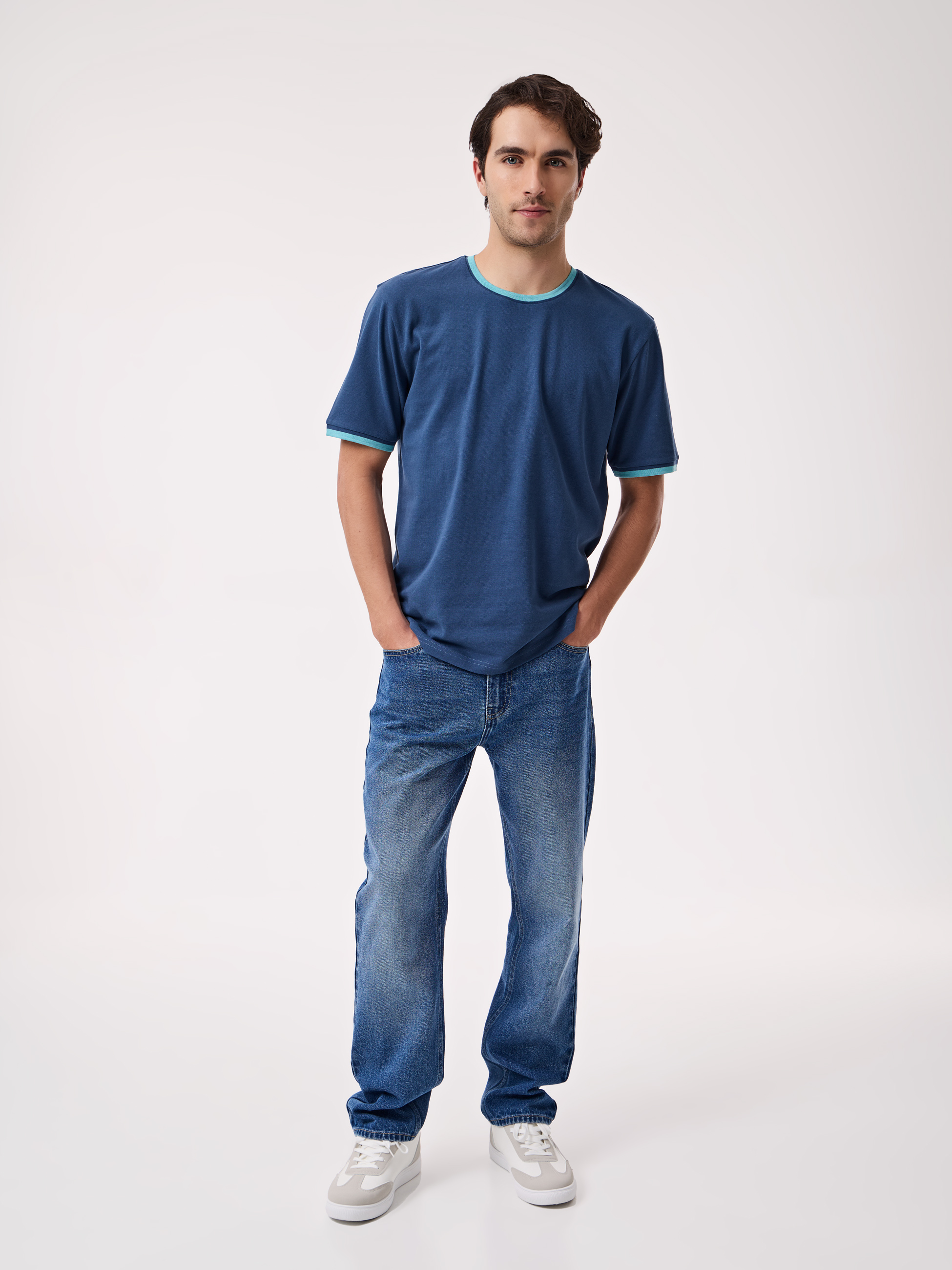 T-shirt com Detalhes em Contraste