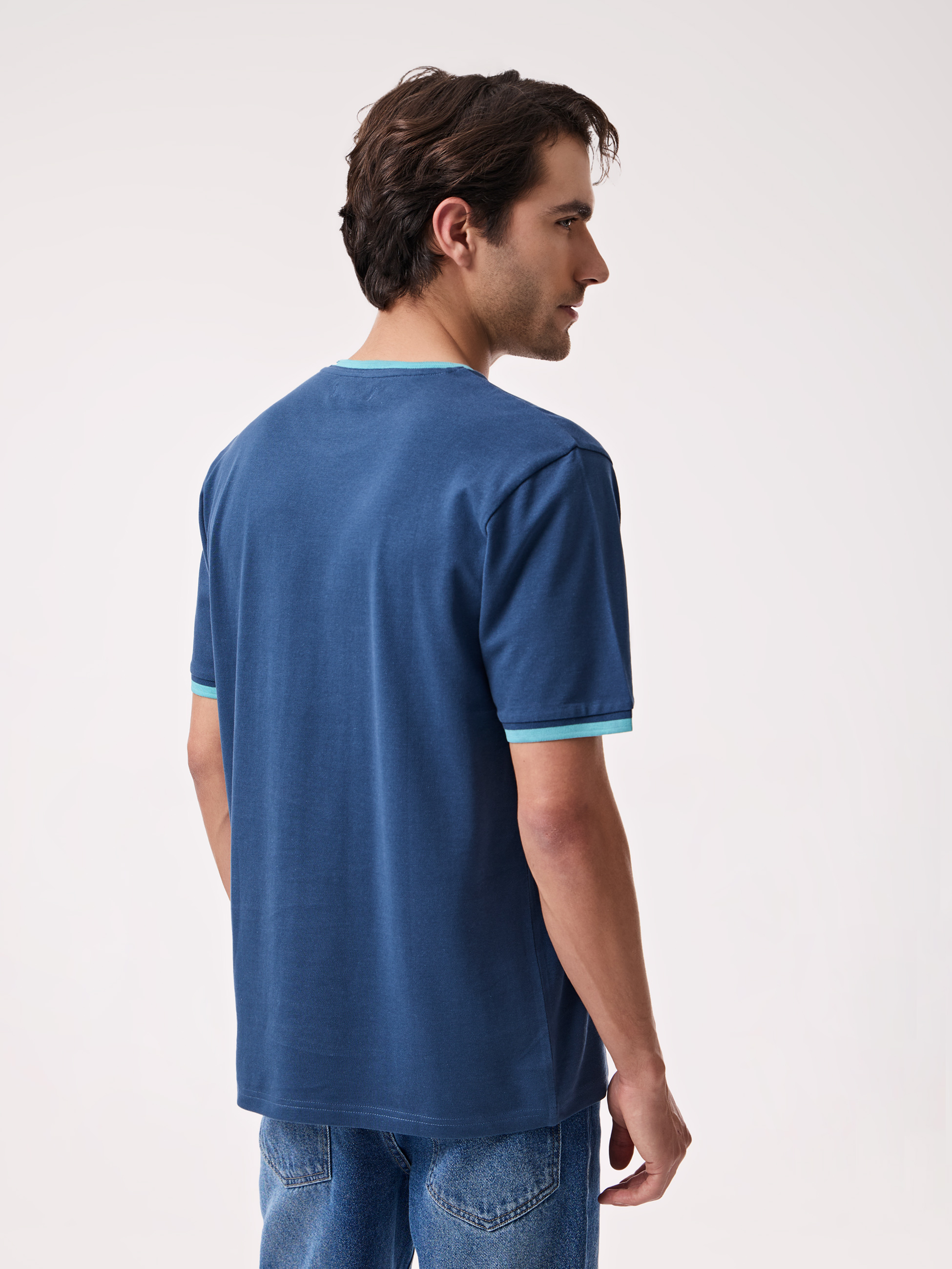 T-shirt com Detalhes em Contraste