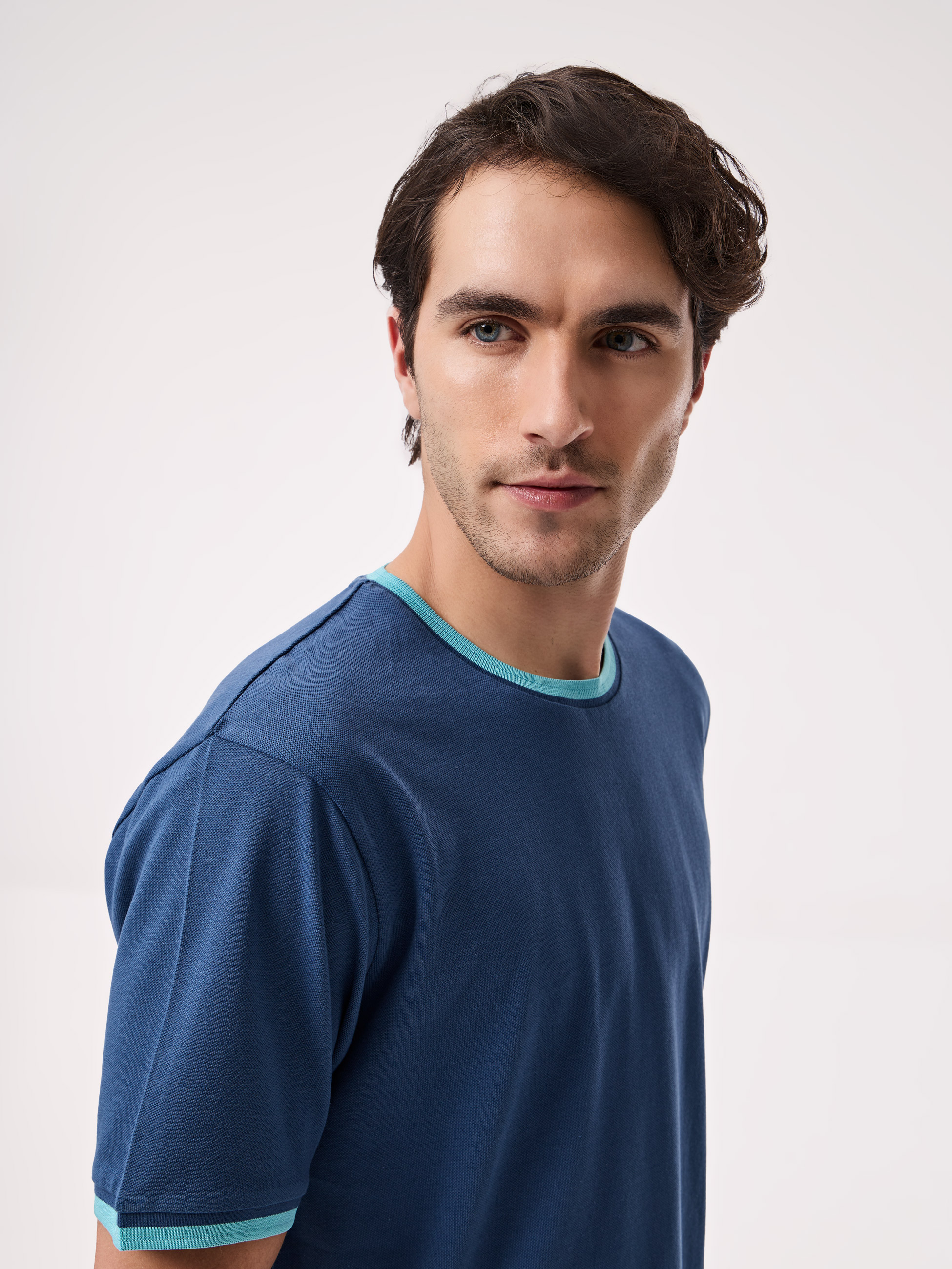 T-shirt com Detalhes em Contraste