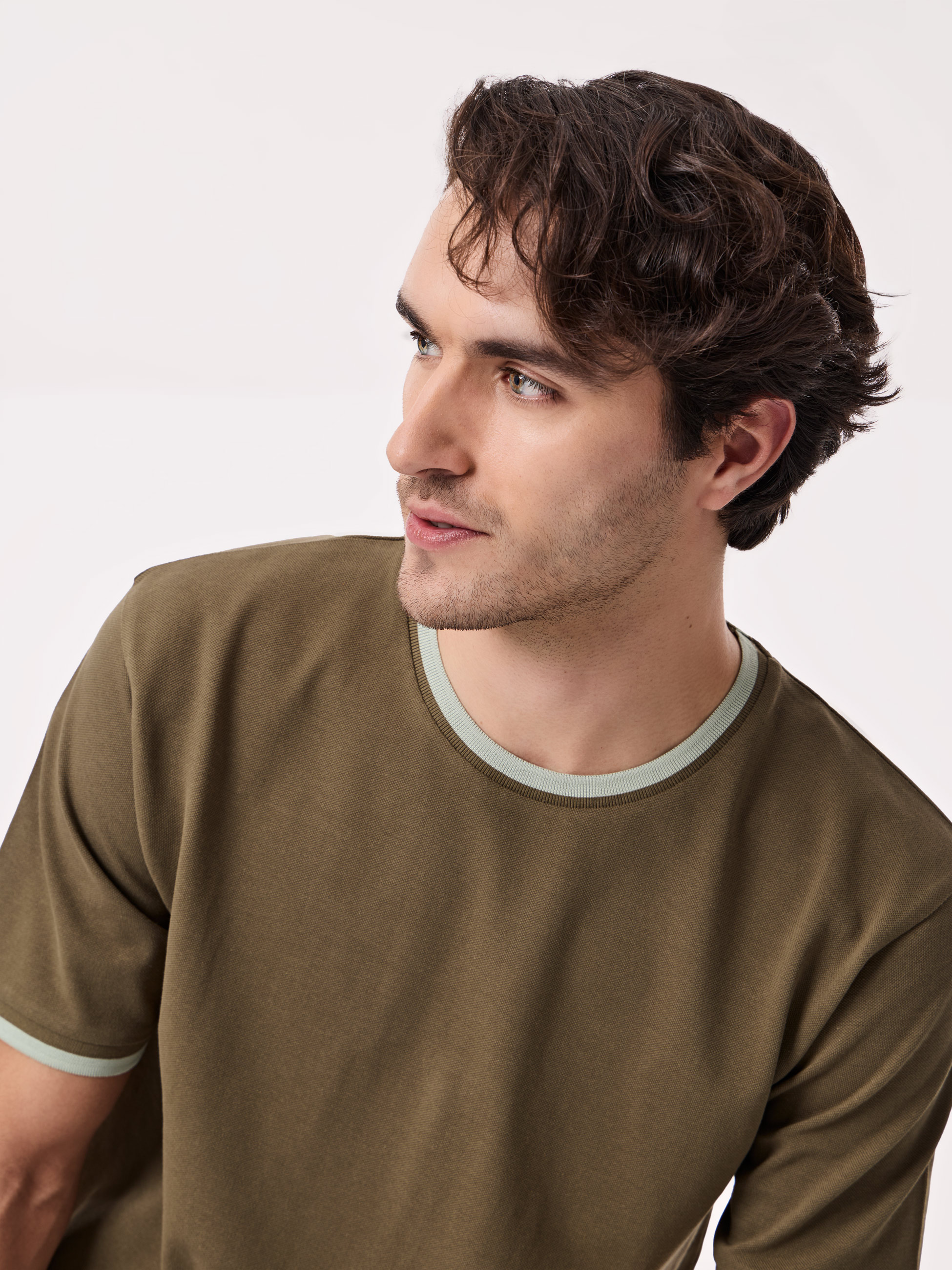 T-shirt com Detalhes em Contraste