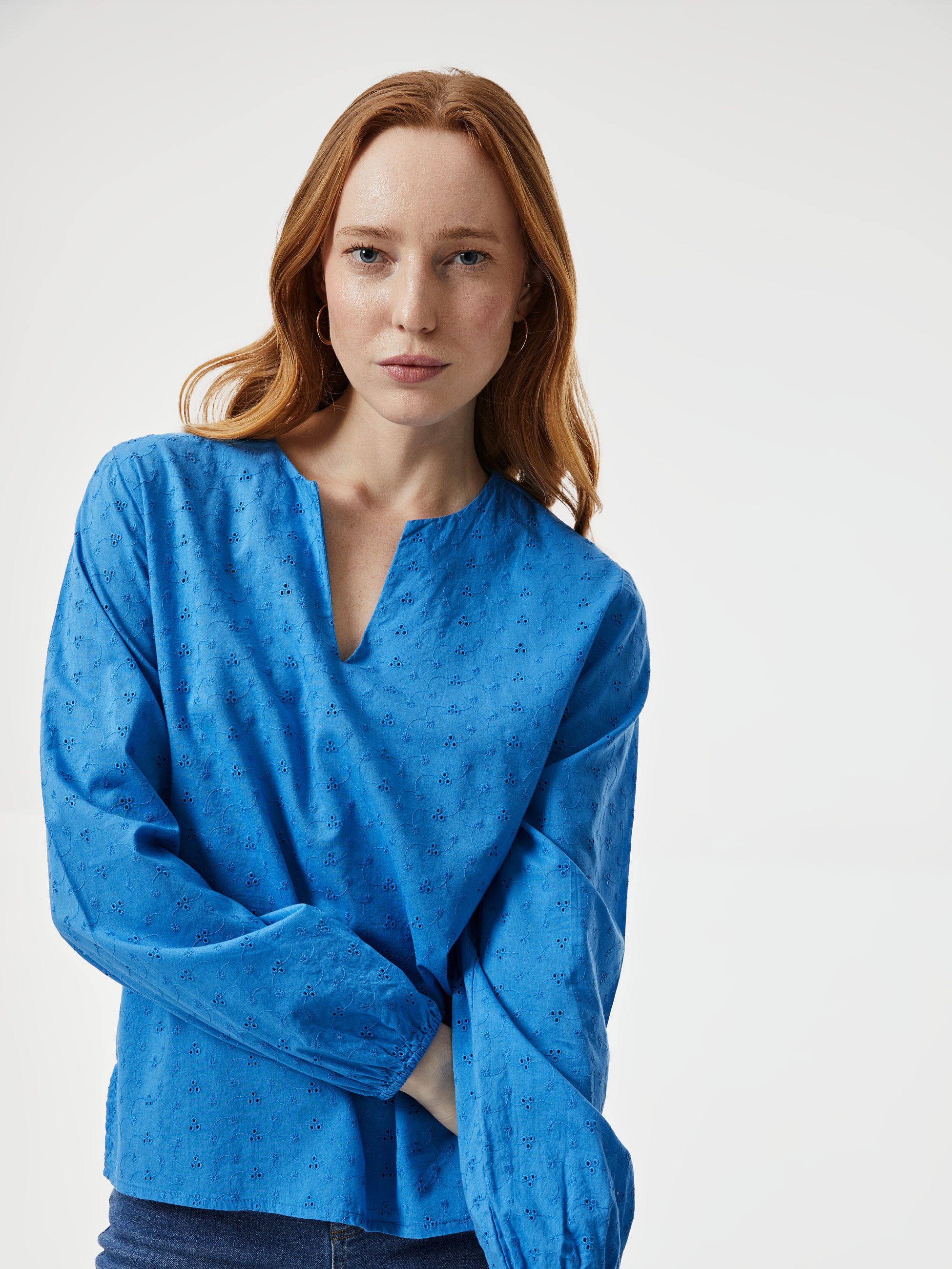 Blusa em bordado inglês