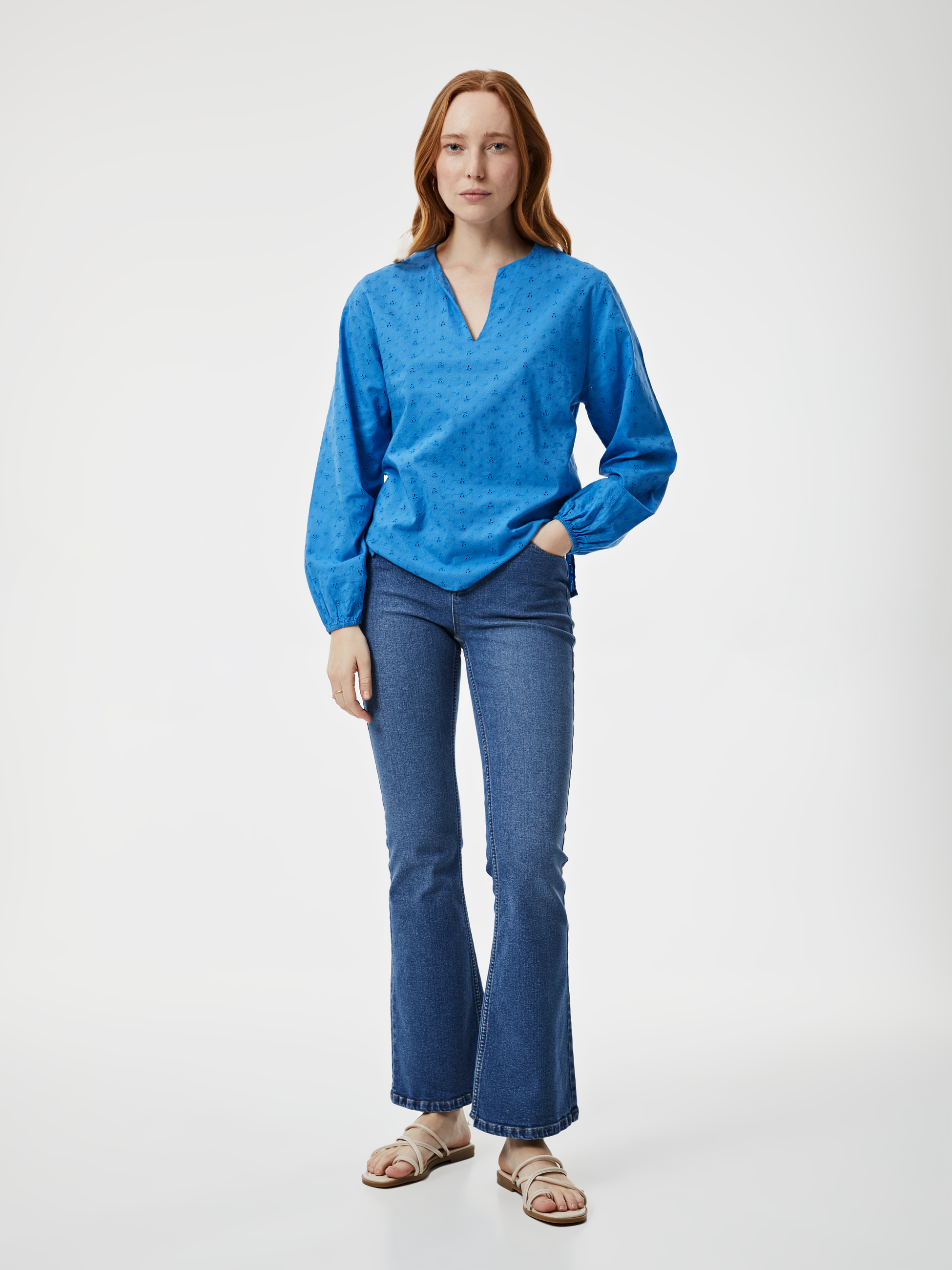 Blusa em bordado inglês