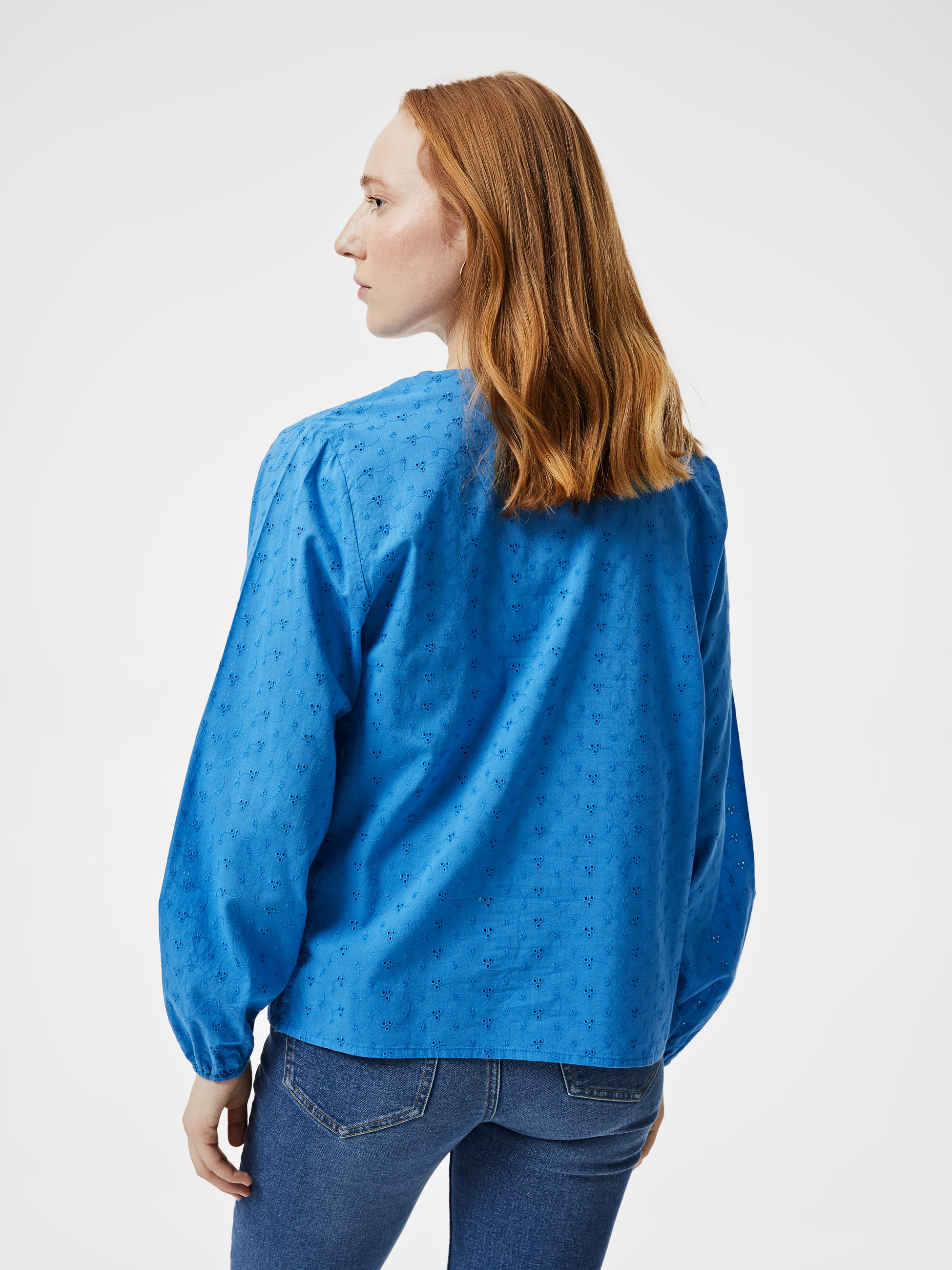 Blusa em bordado inglês