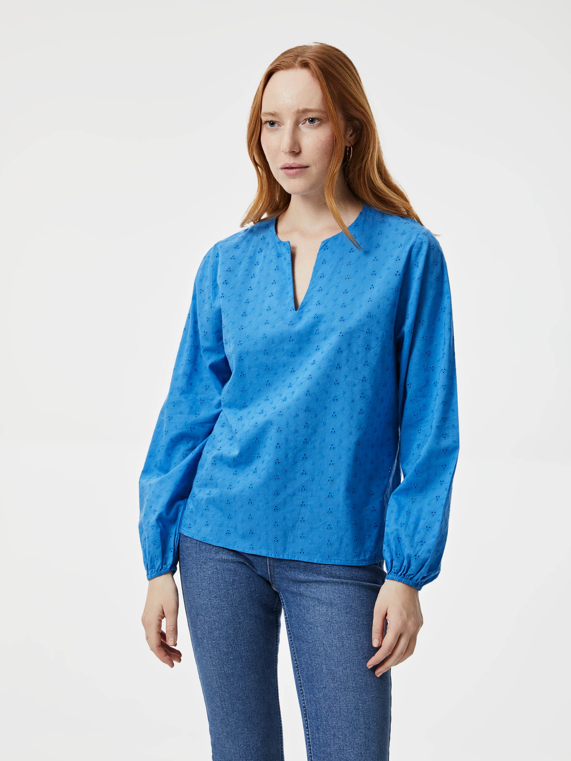 Blusa em bordado inglês