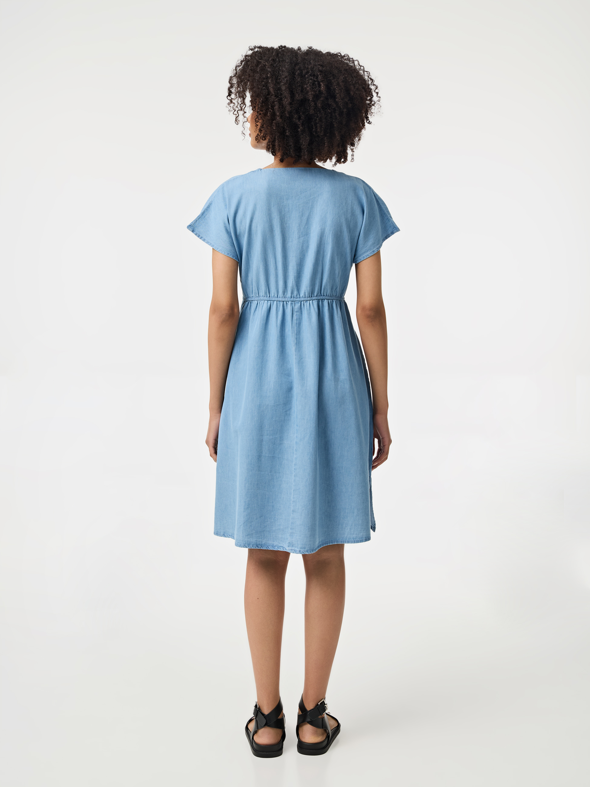 Vestido com decote cruzado