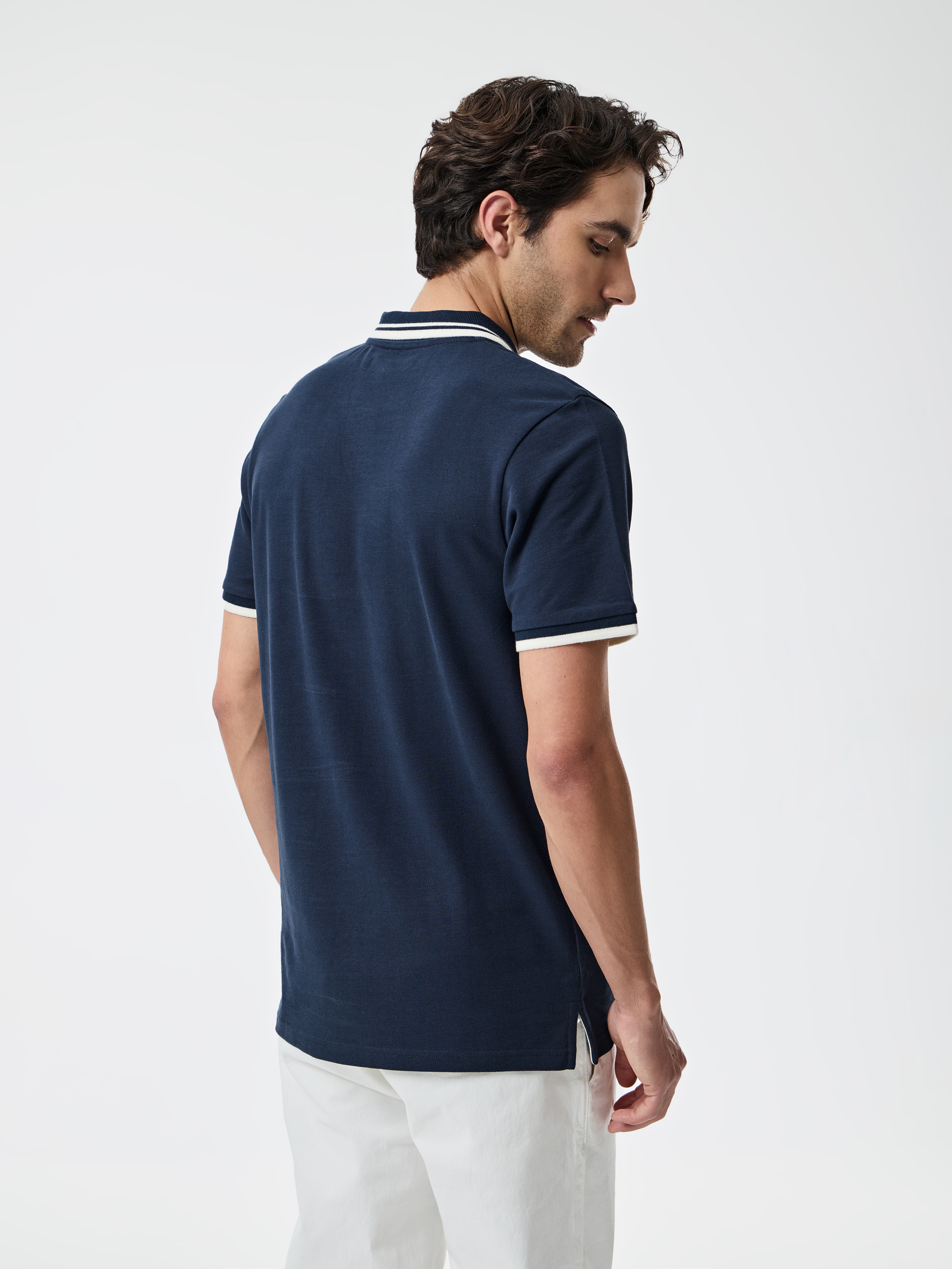 Polo com gola detalhada