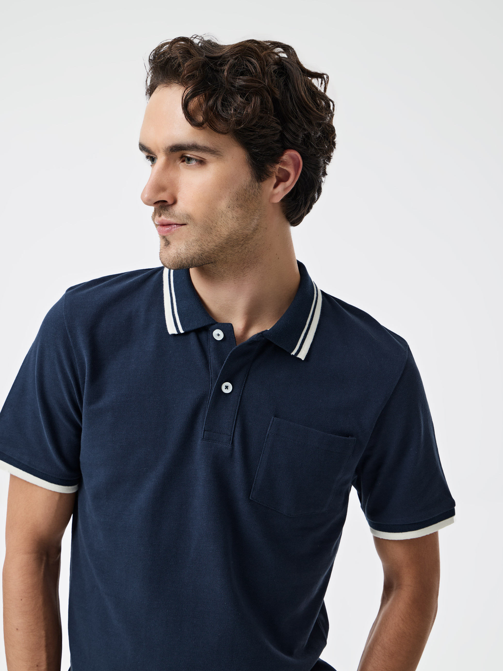 Polo com gola detalhada