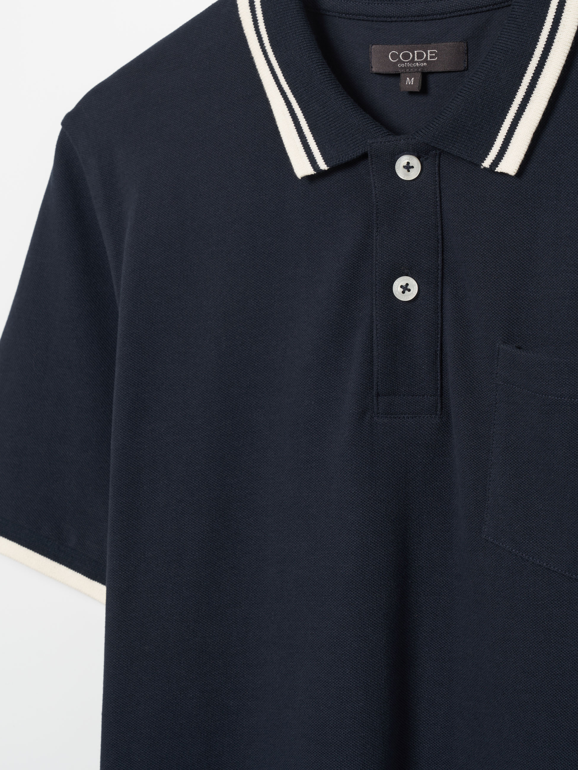 Polo com gola detalhada