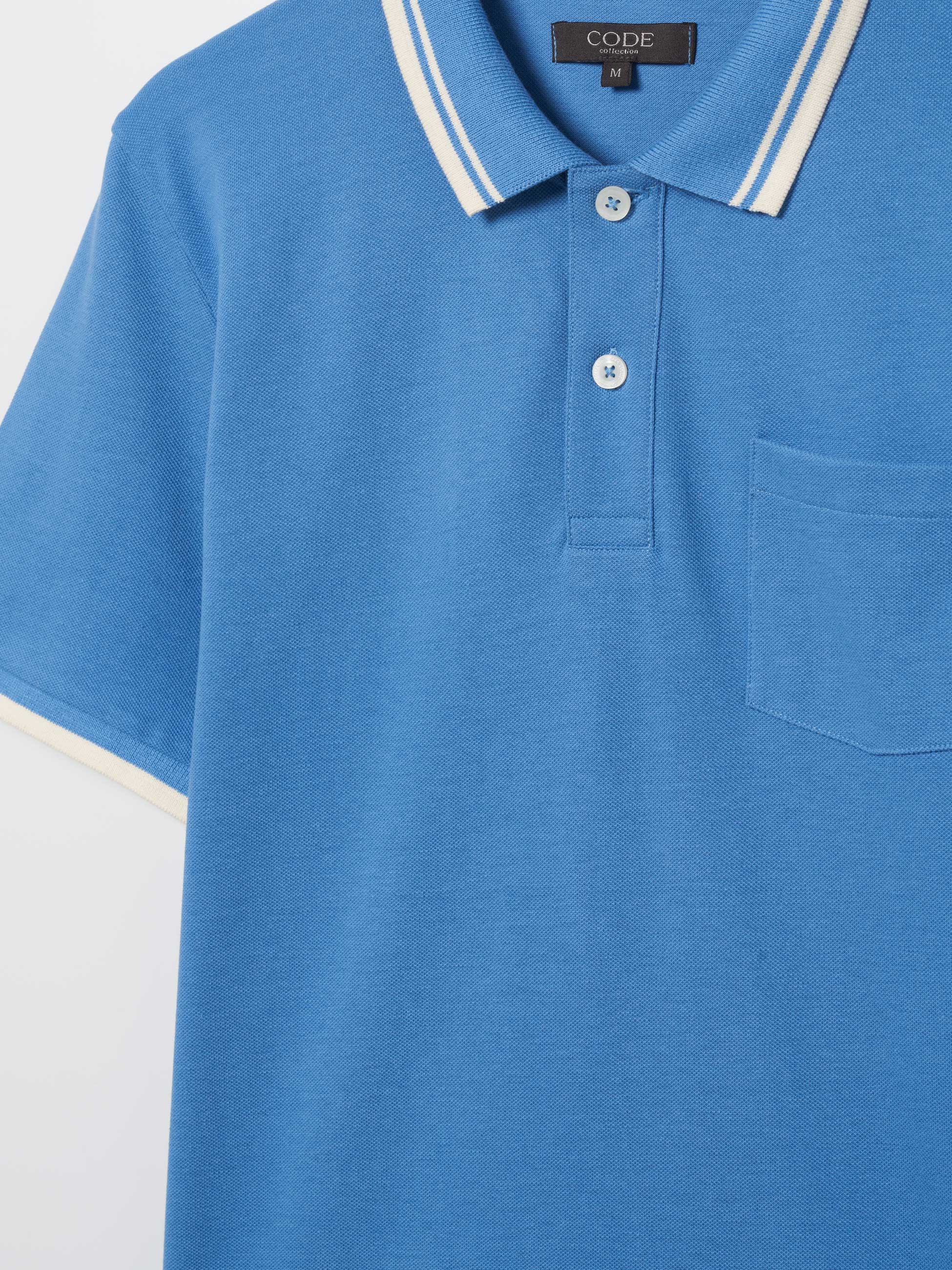 Polo com gola detalhada