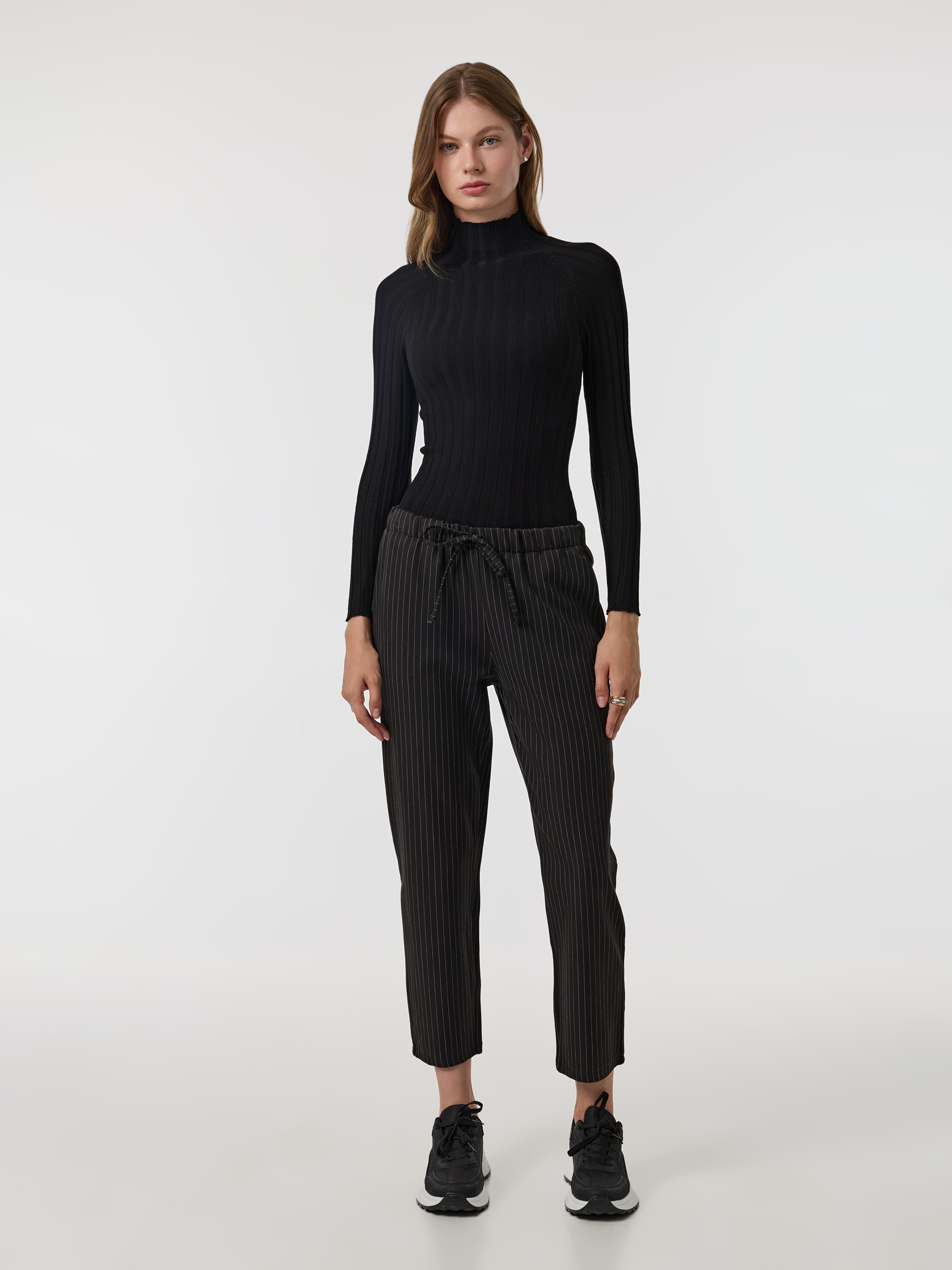 Calças jogger às riscas