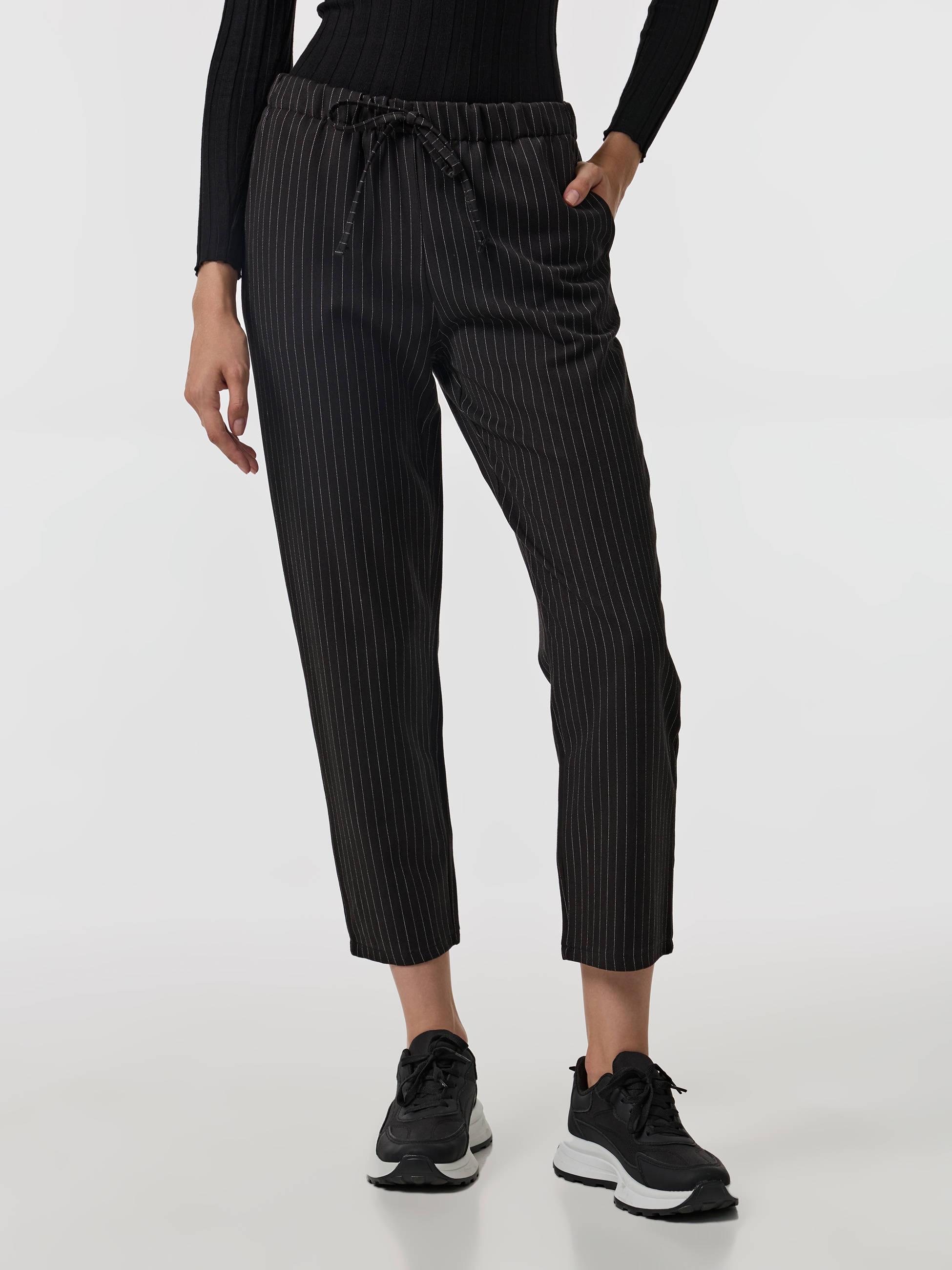 Calças jogger às riscas