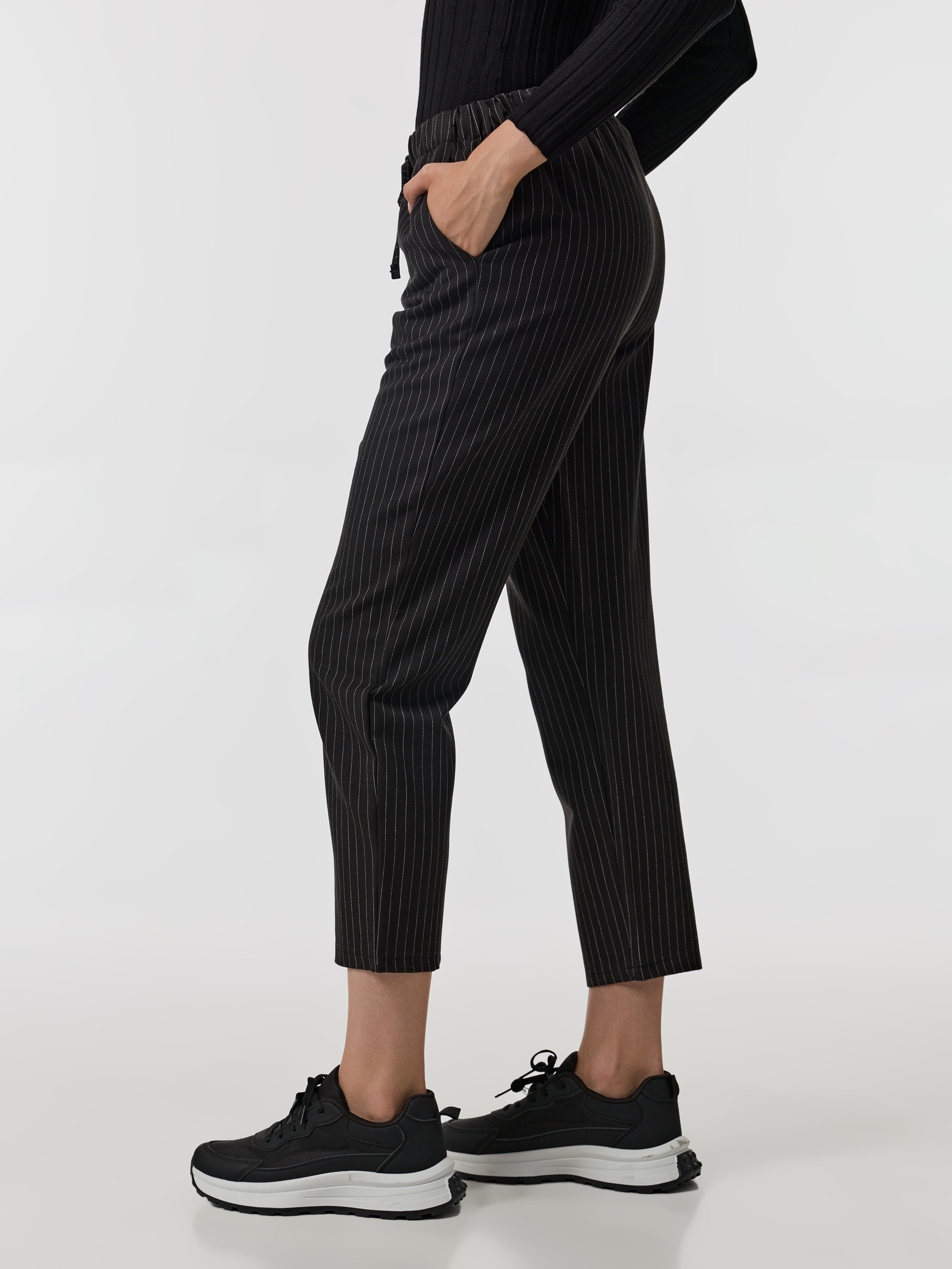 Calças jogger às riscas