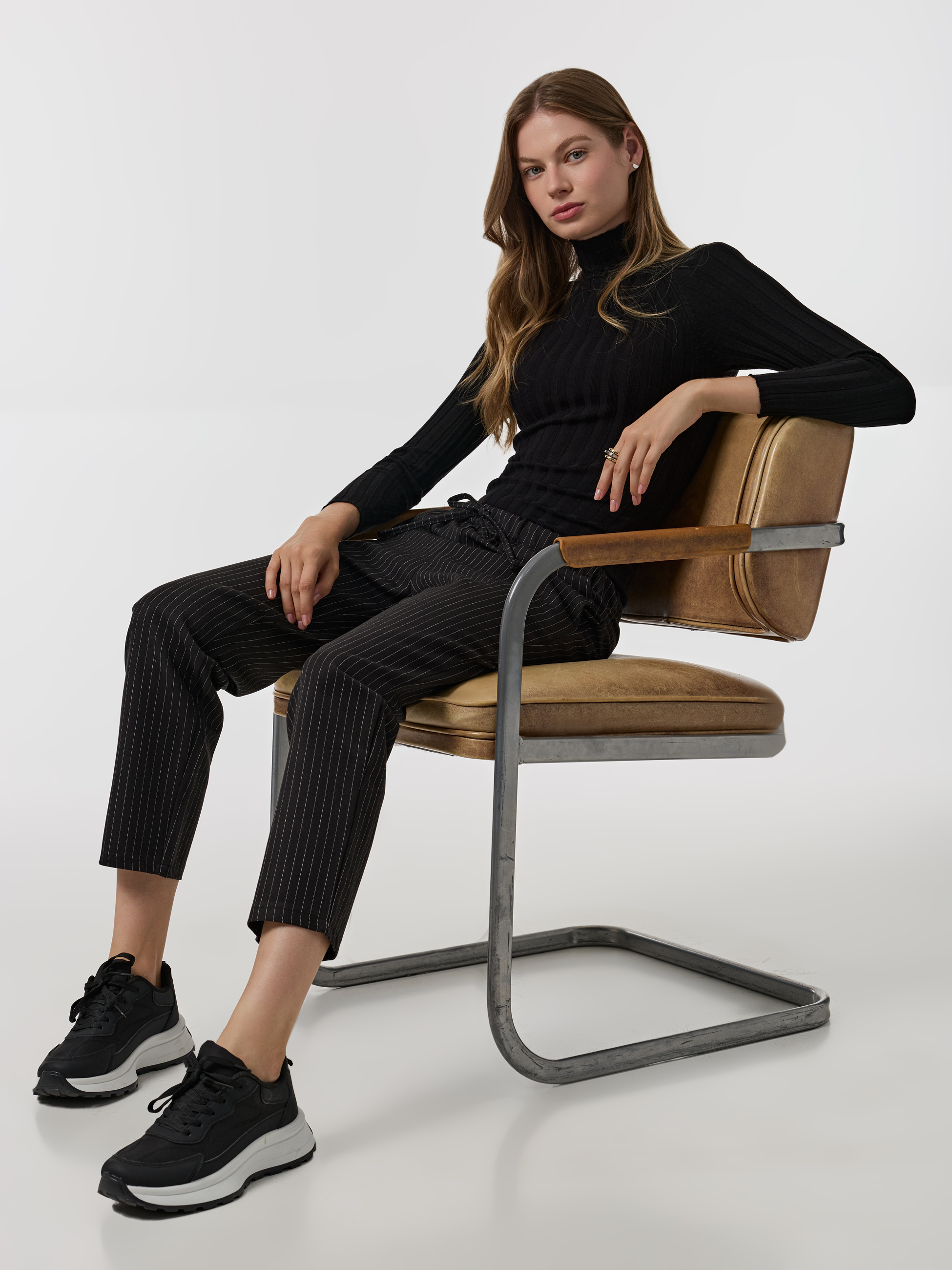 Calças jogger às riscas