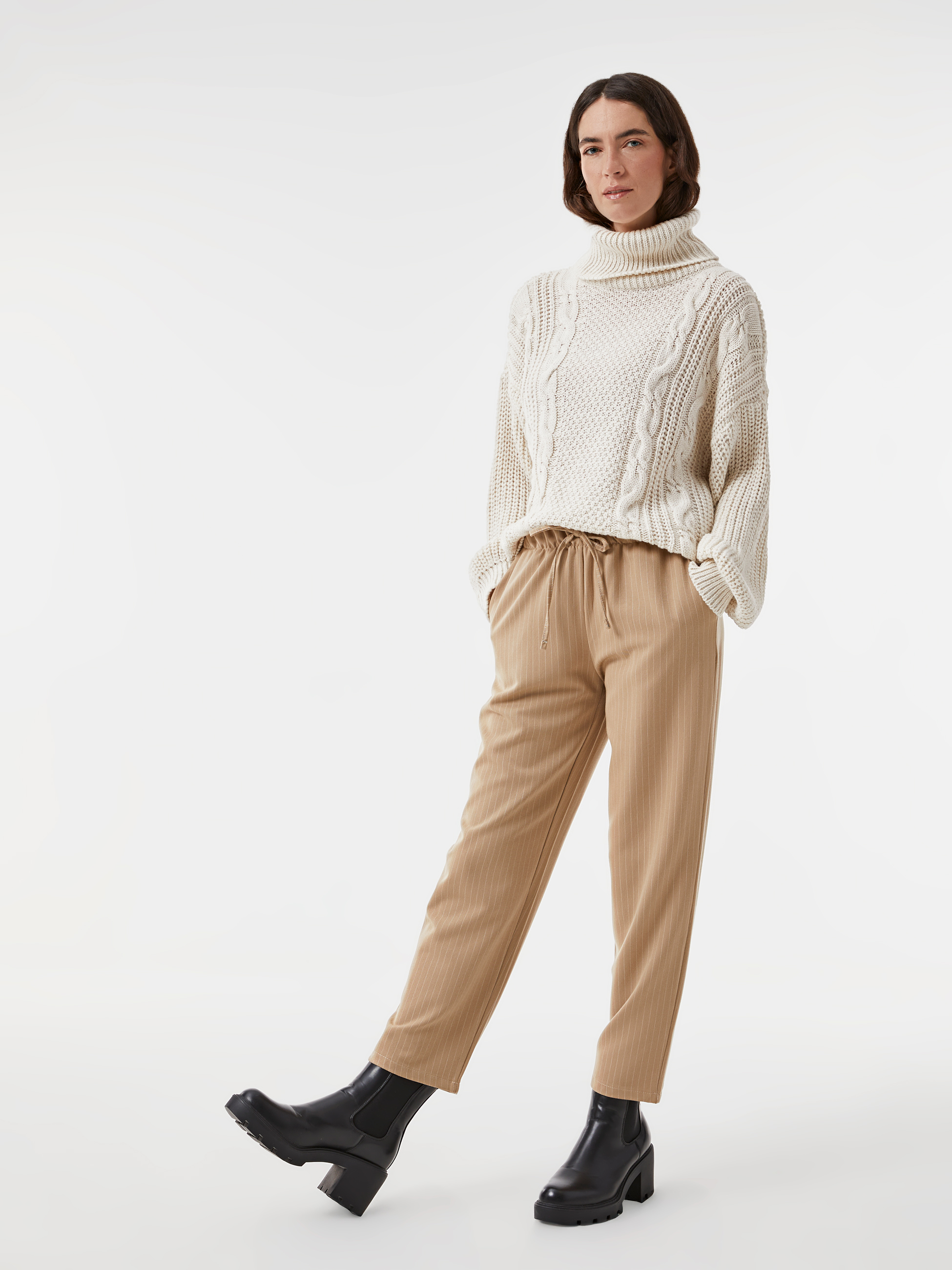 Calças jogger às riscas