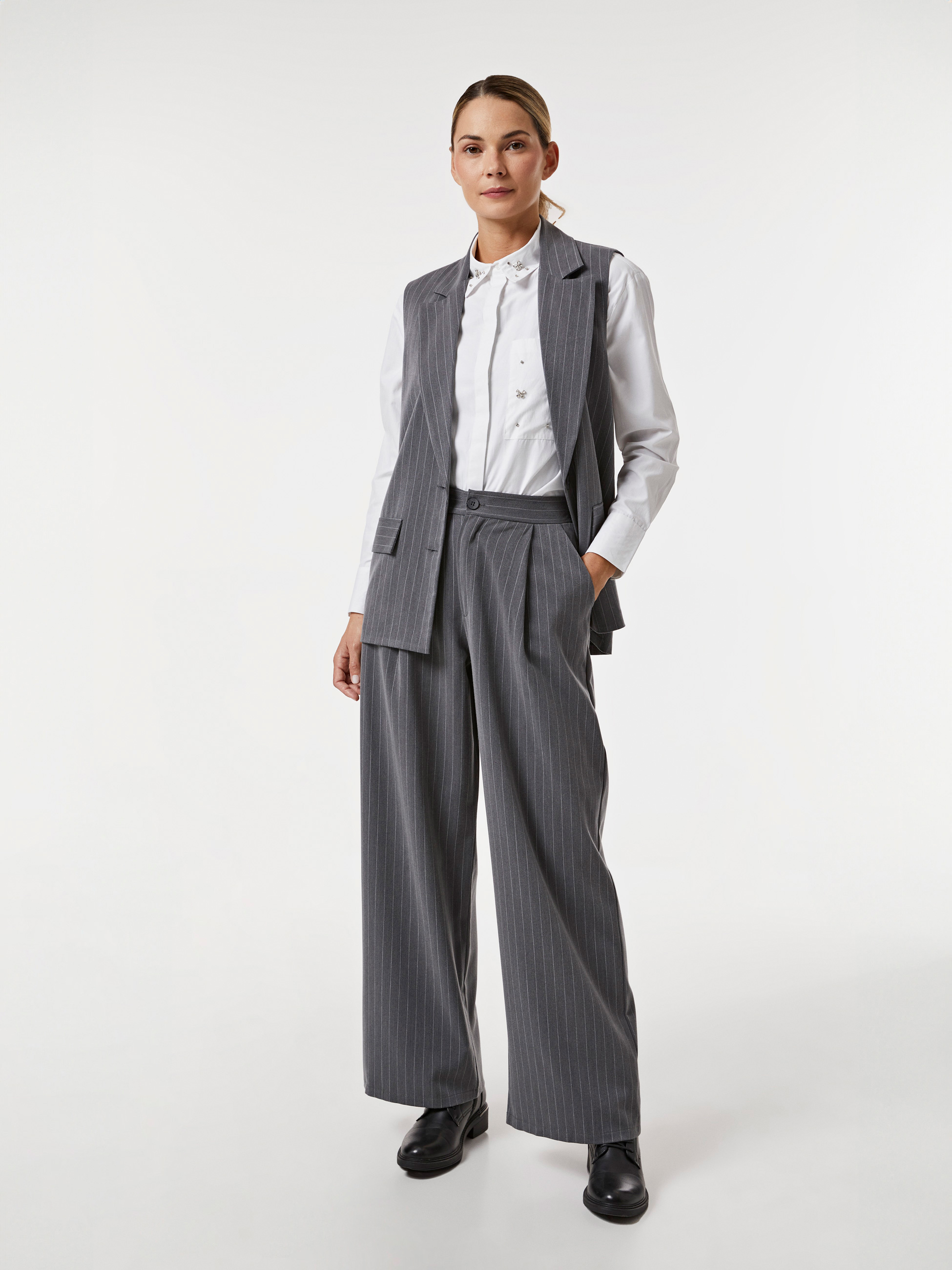 Calças alfaiataria às riscas