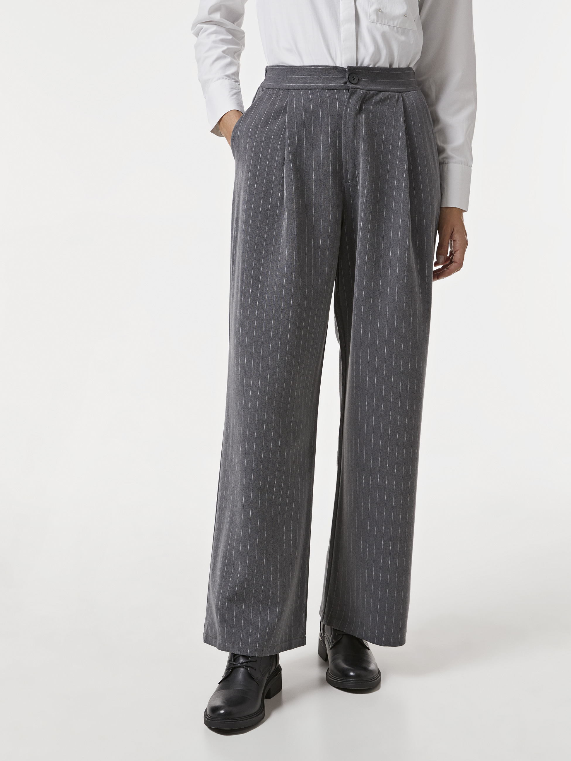 Calças alfaiataria às riscas