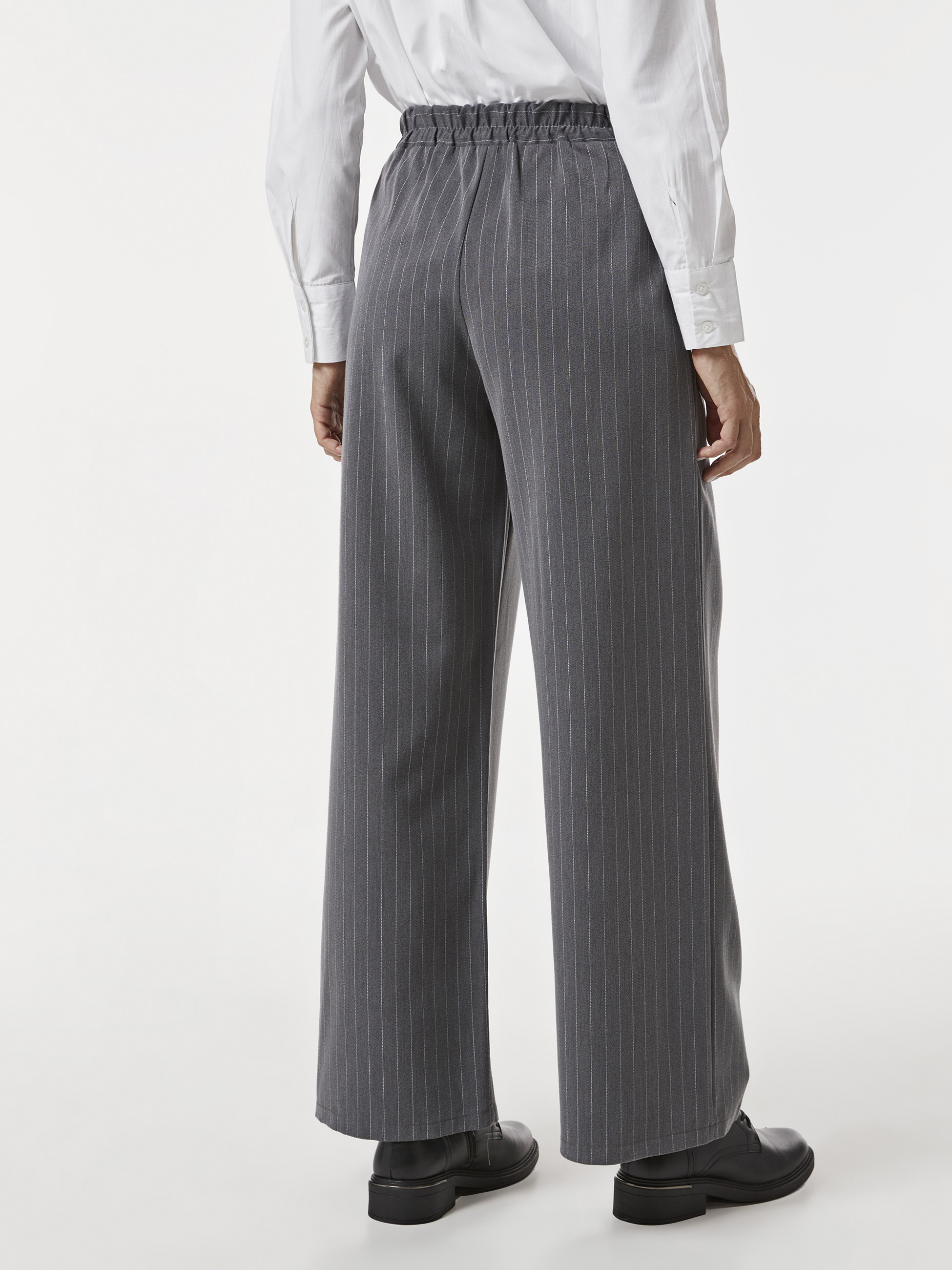 Calças alfaiataria às riscas