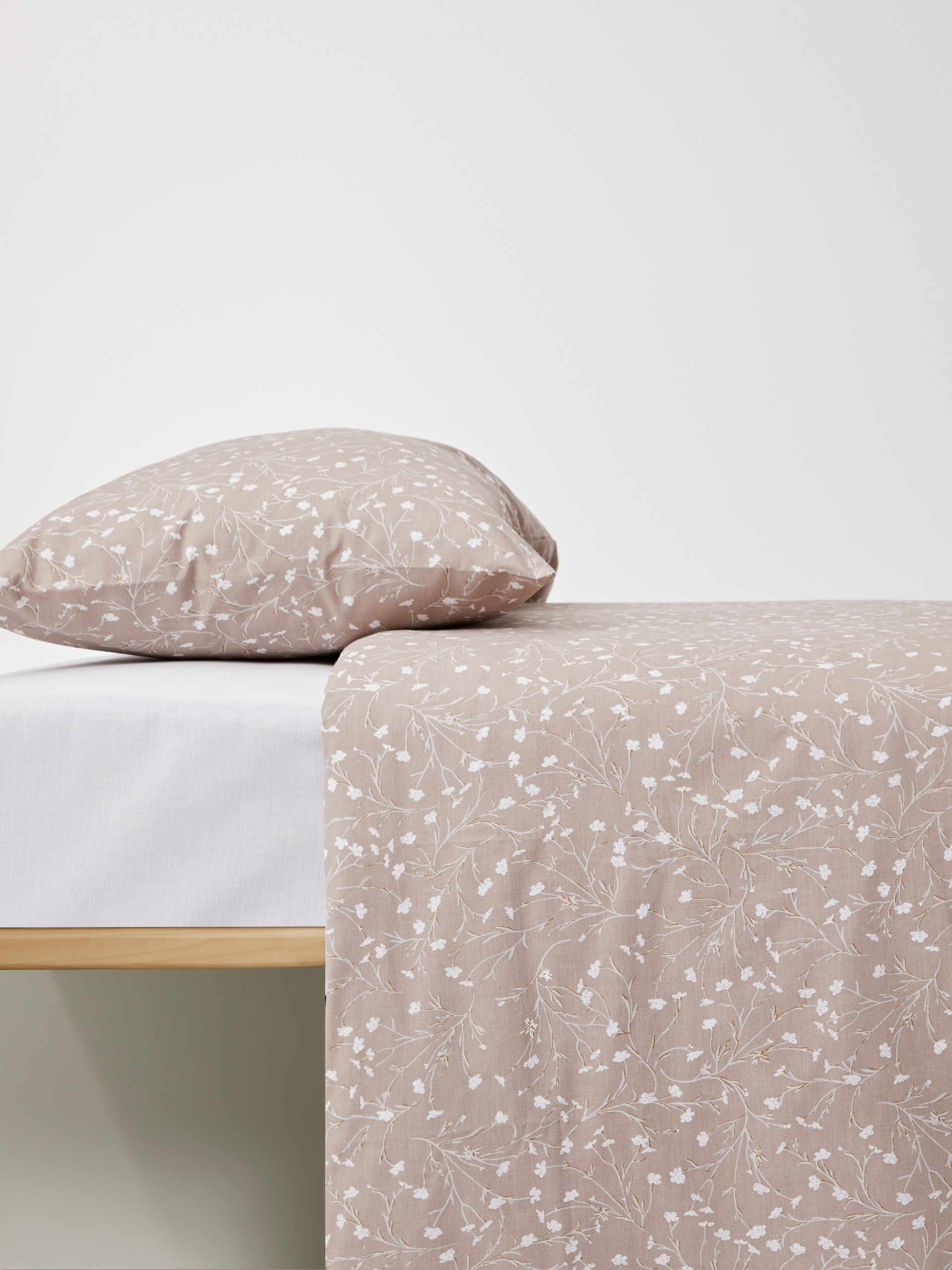 Capa edredão solteiro com padrão floral