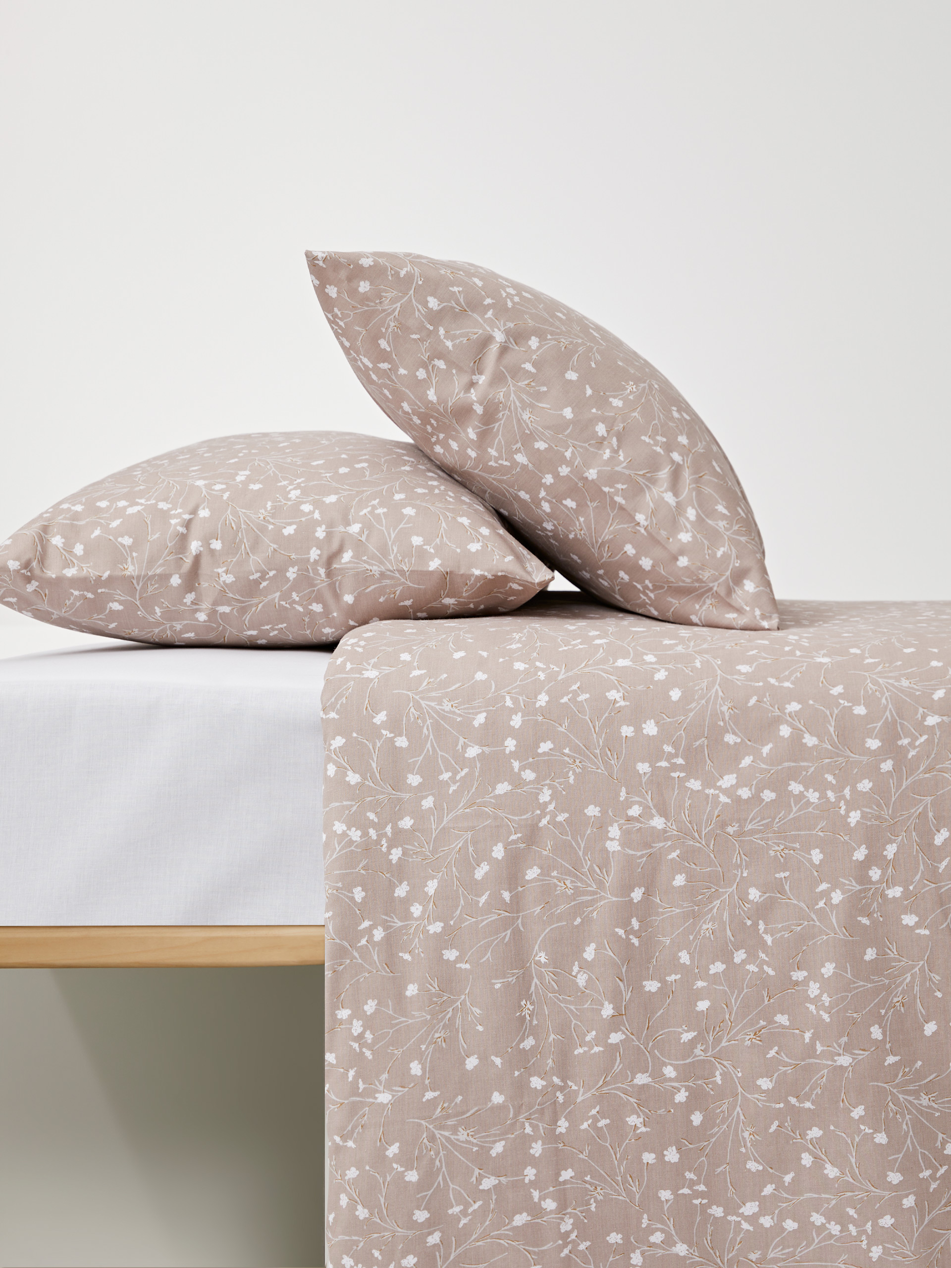 Capa edredão casal com padrão floral