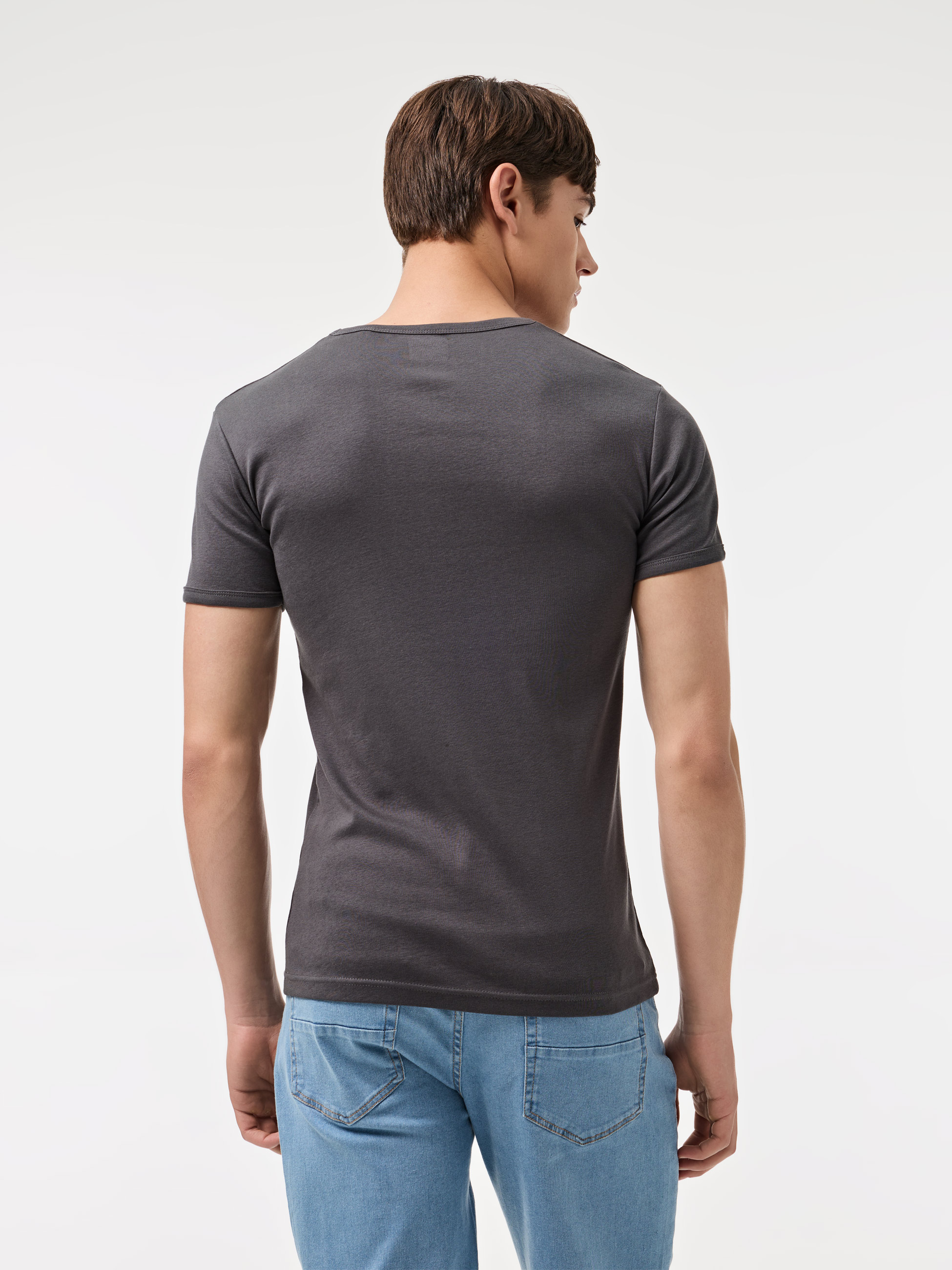 T-Shirt com gola em V