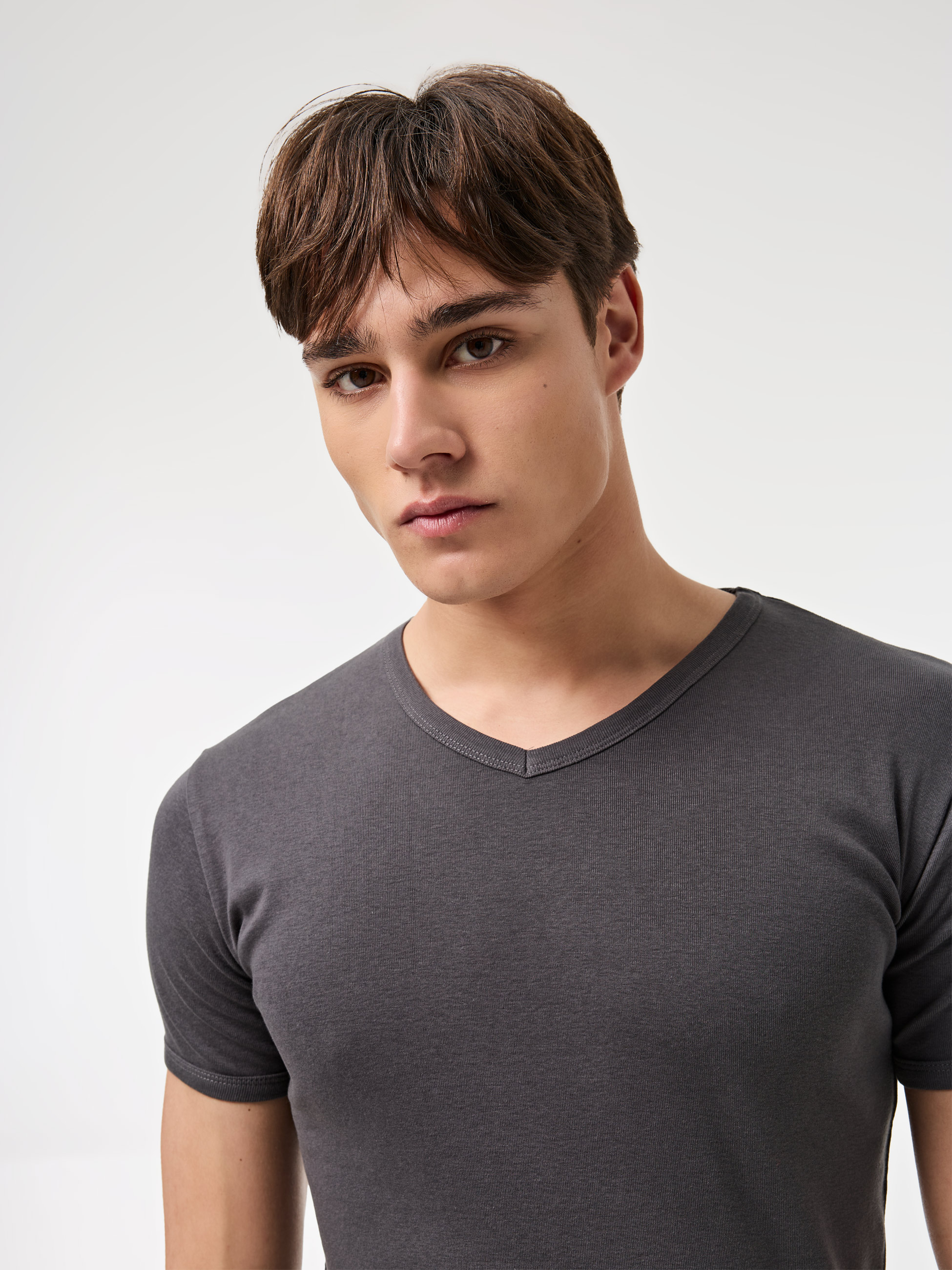 T-Shirt com gola em V