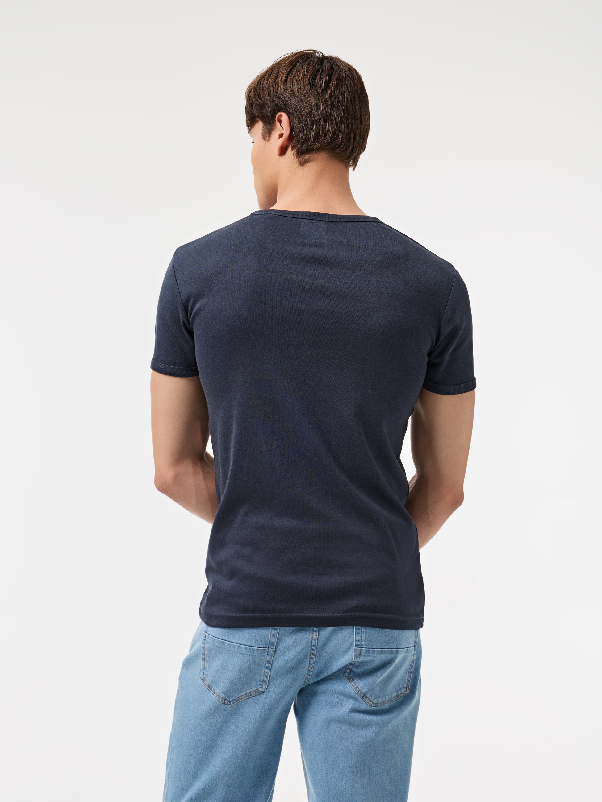 T-Shirt com gola em V