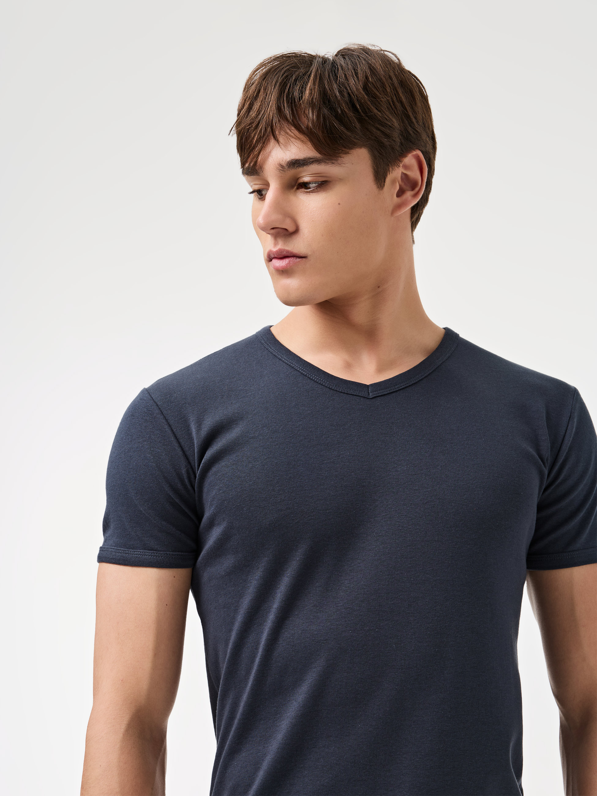 T-Shirt com gola em V