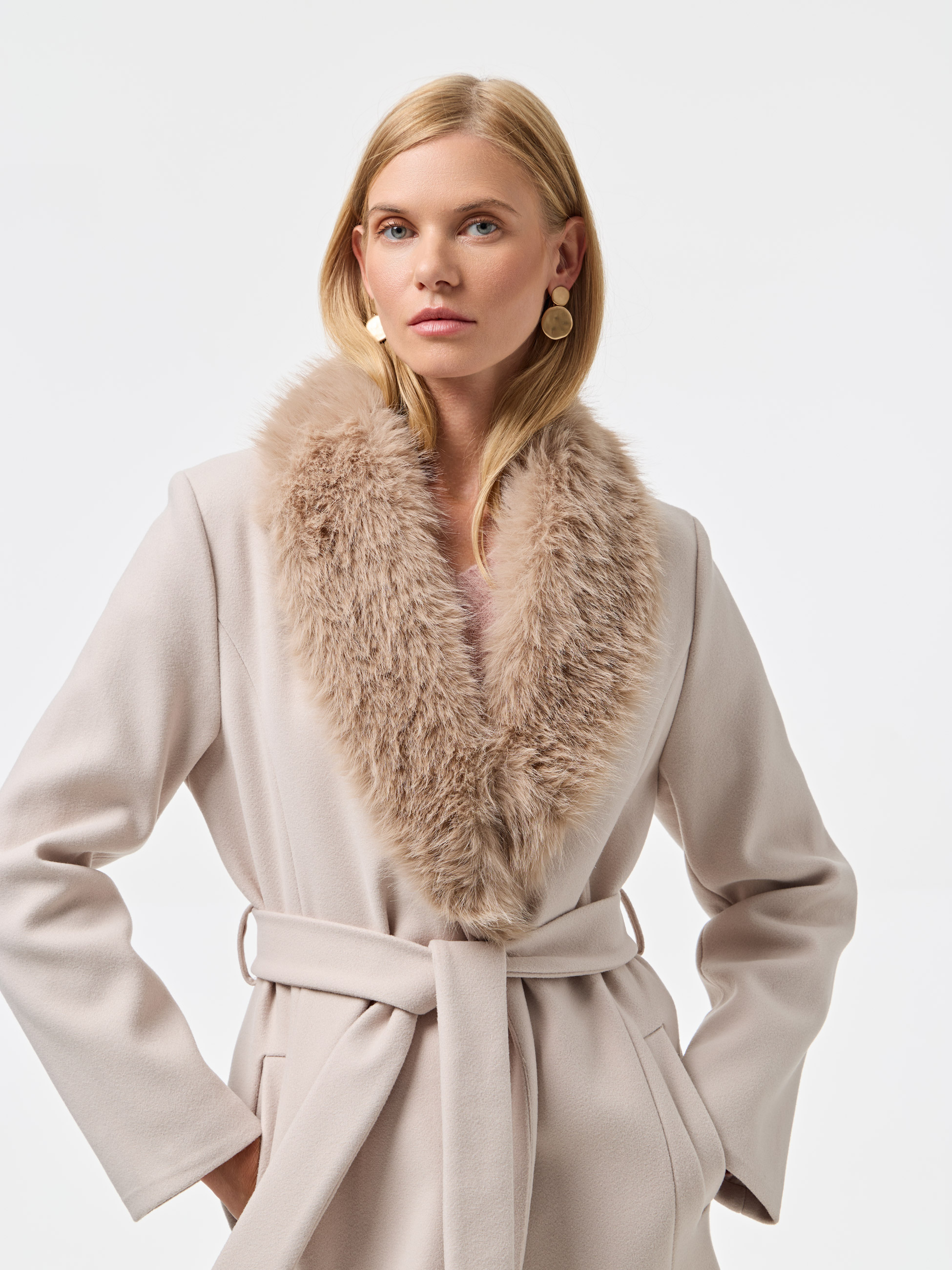 Casaco com gola de pelo removível