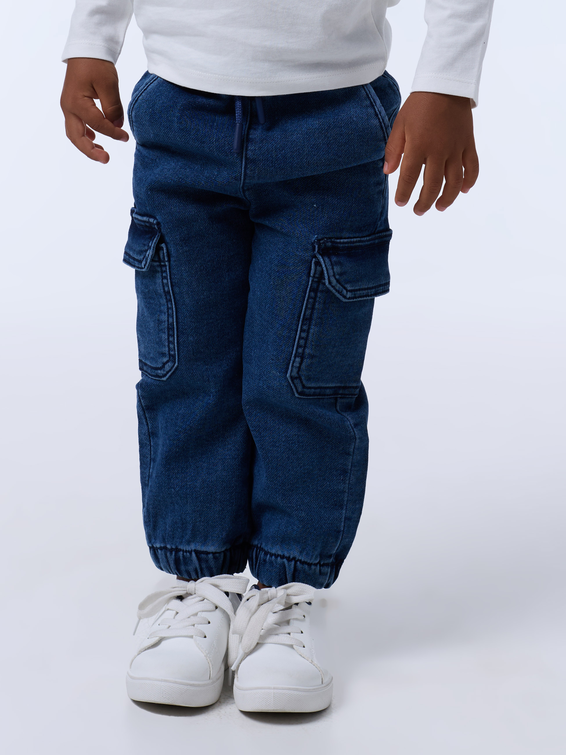 Calças com bolsos laterais