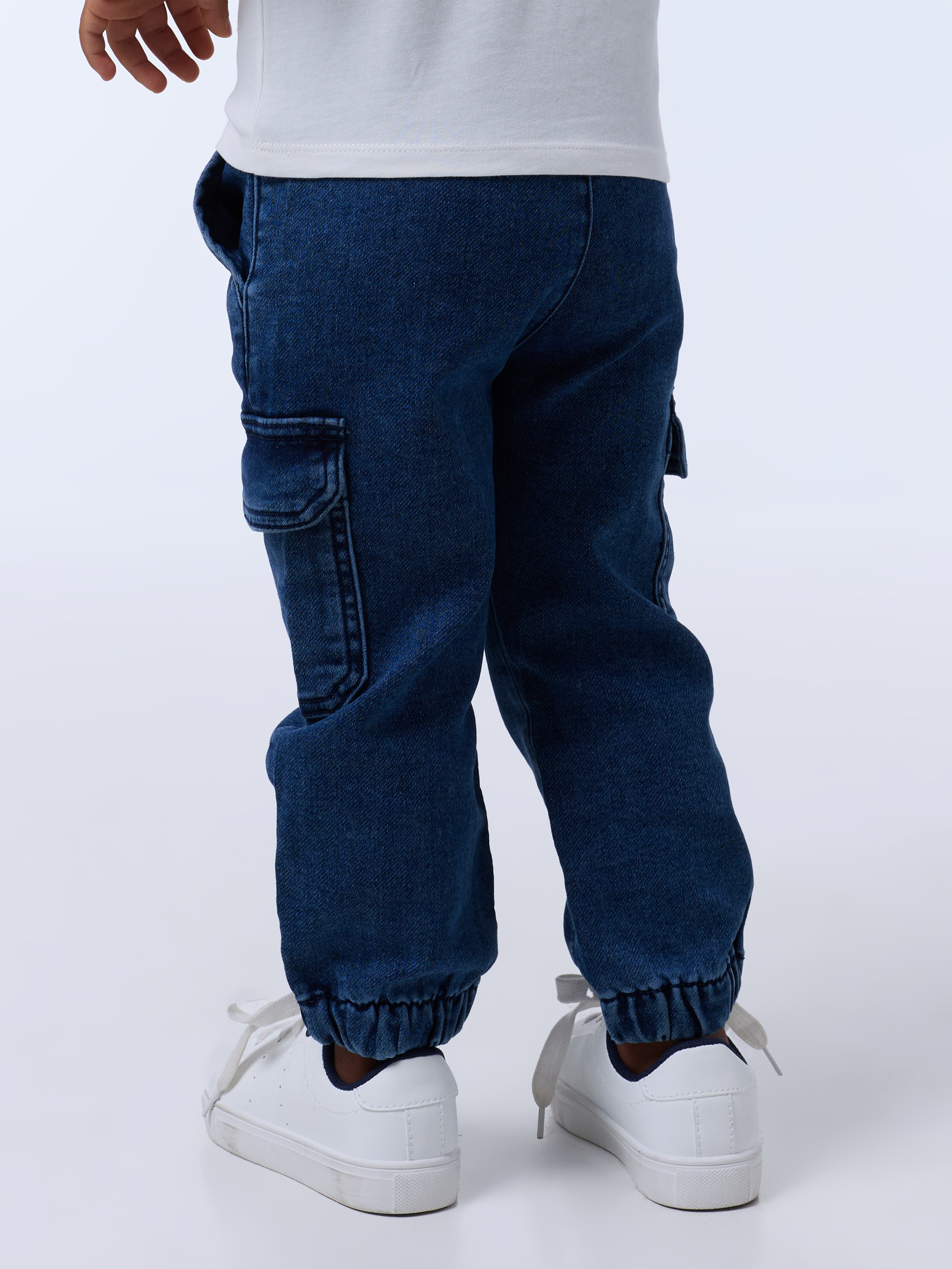 Calças com bolsos laterais