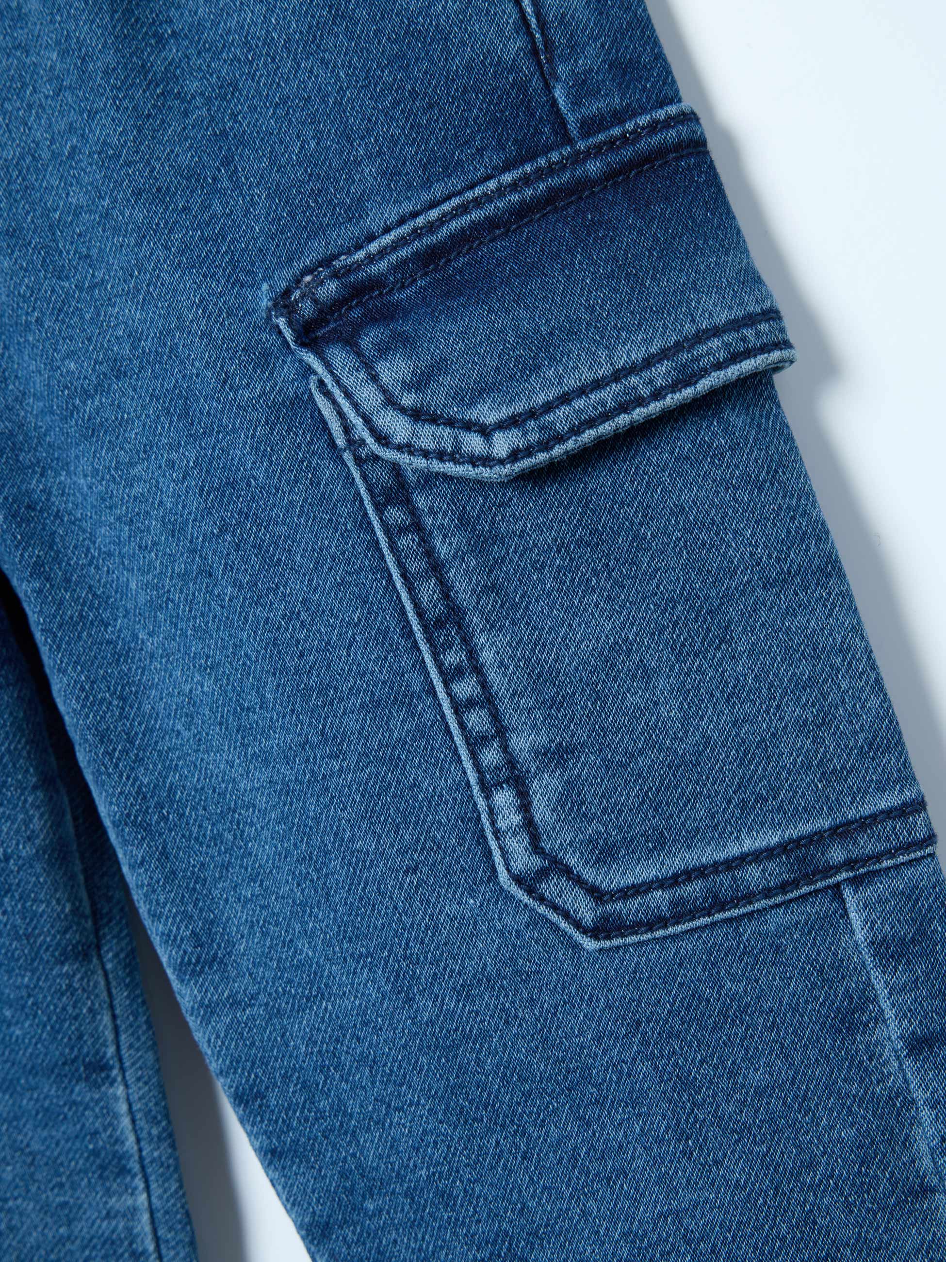 Calças com bolsos laterais