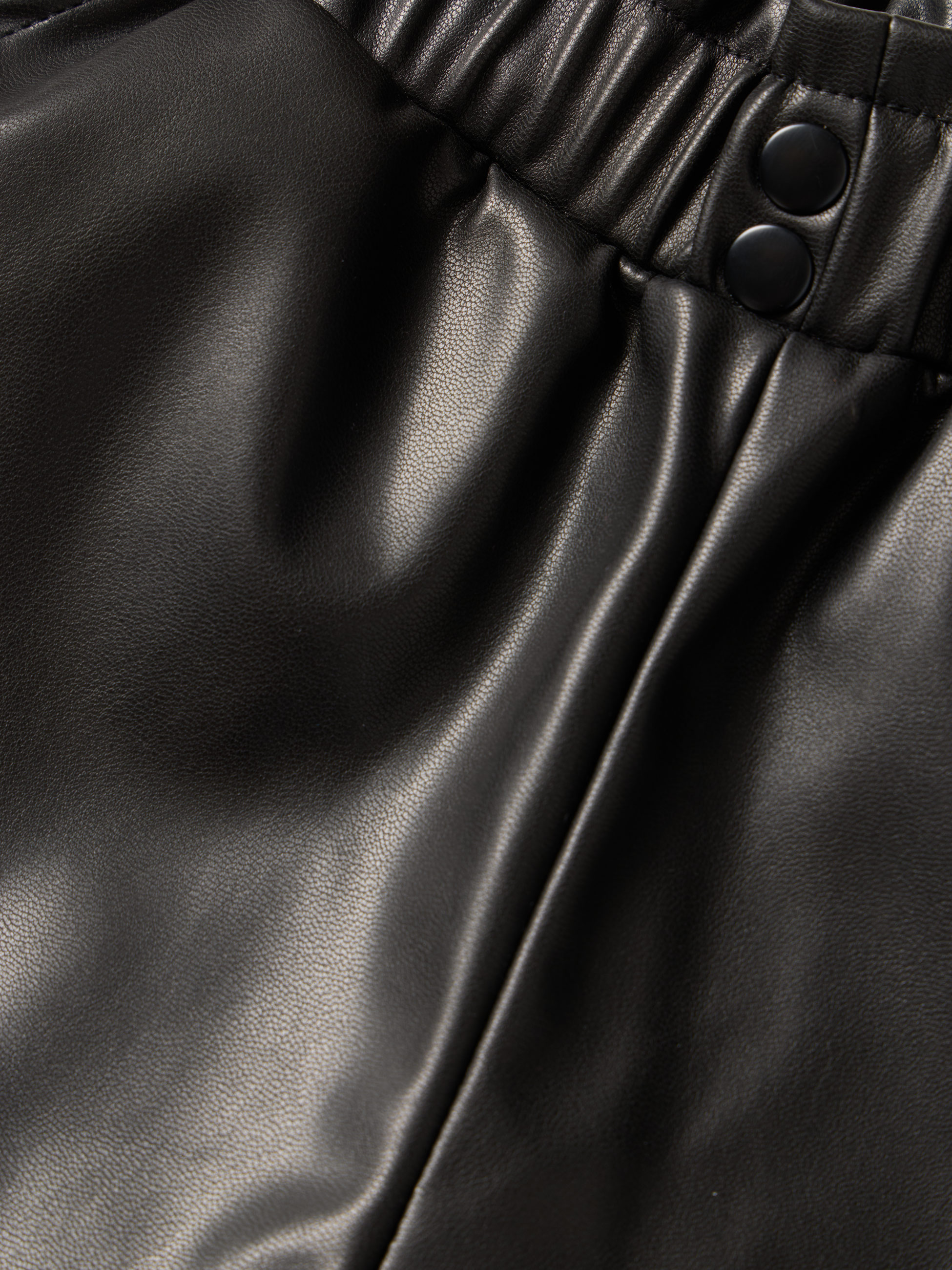 Calções efeito pele