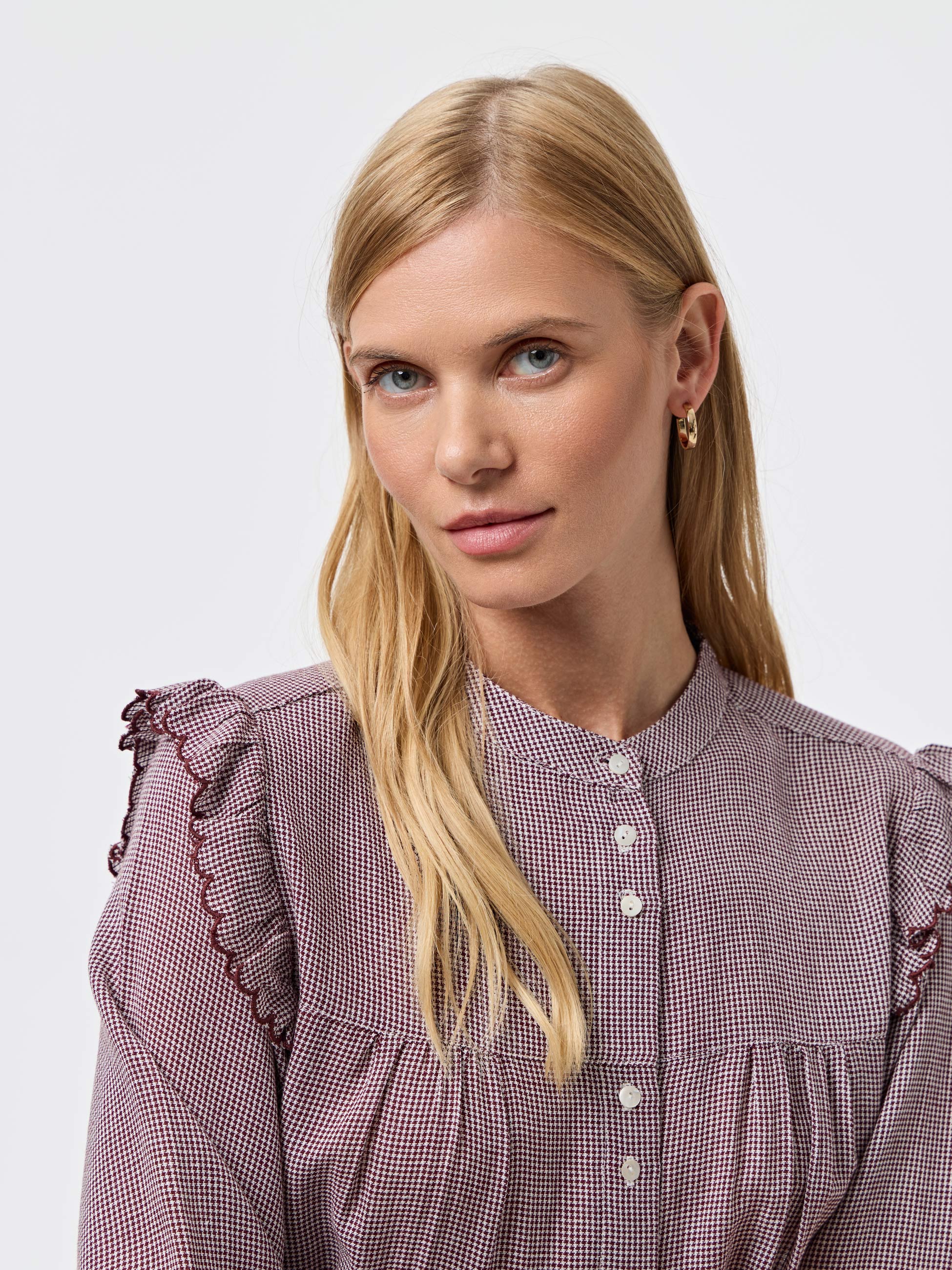 Camisa com folho nos ombros