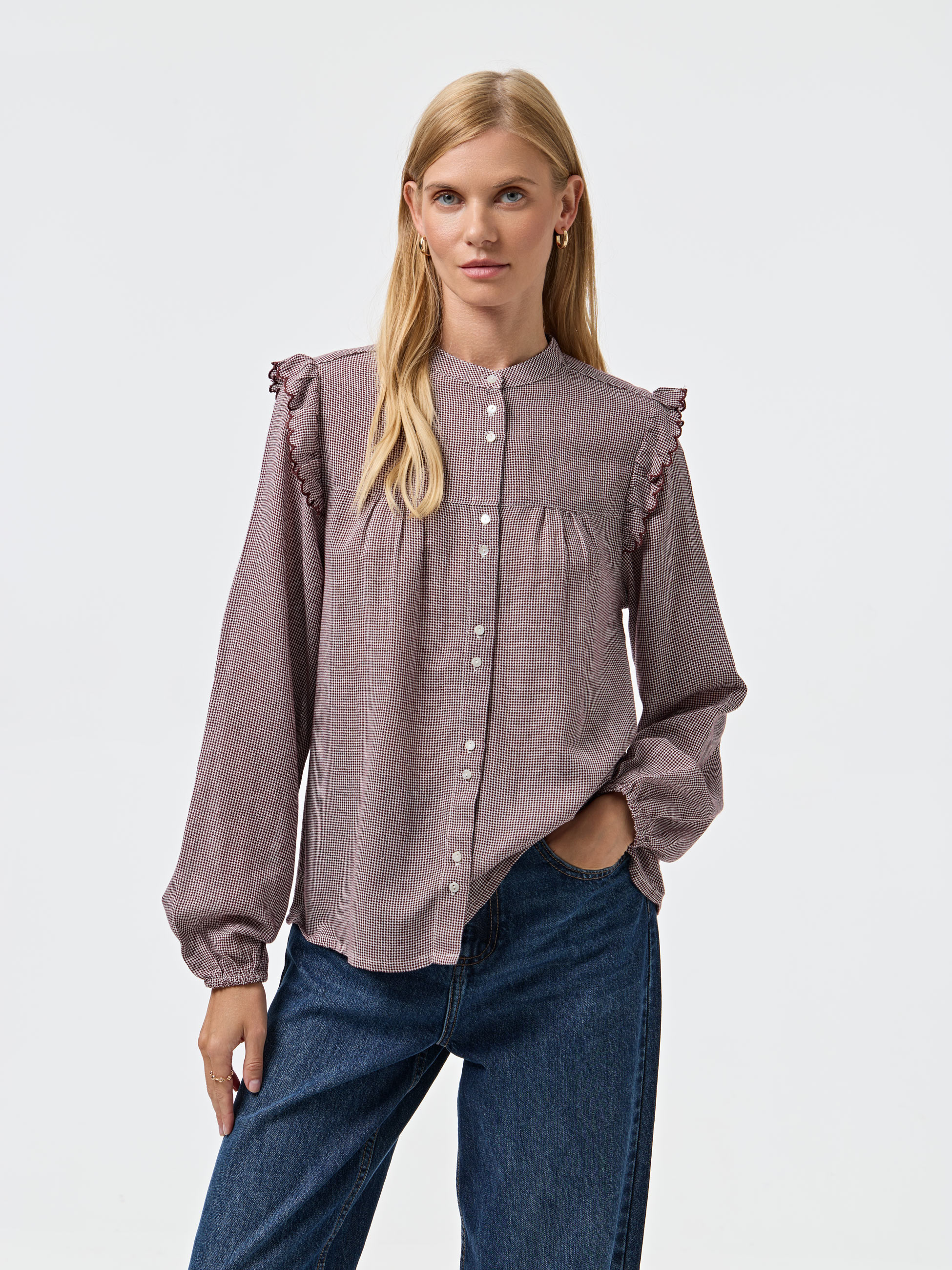 Camisa com folho nos ombros