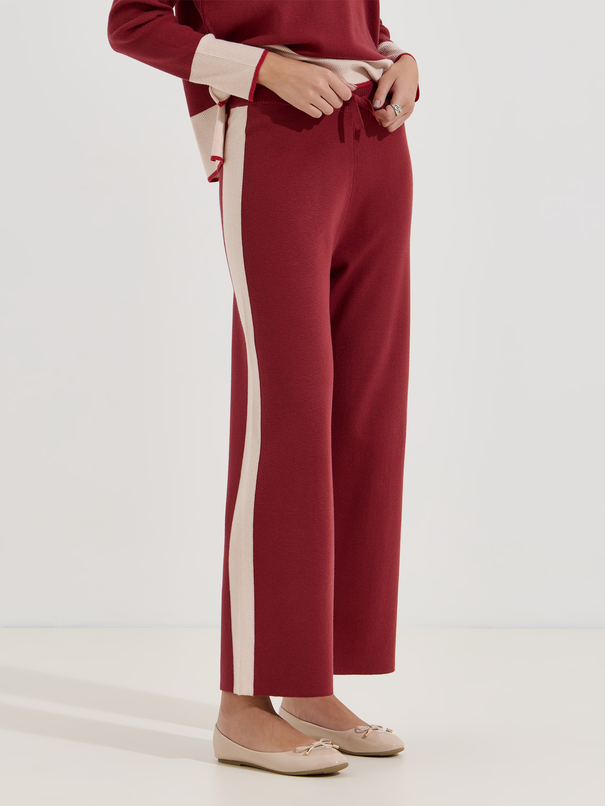 Calças de malha com risca lateral